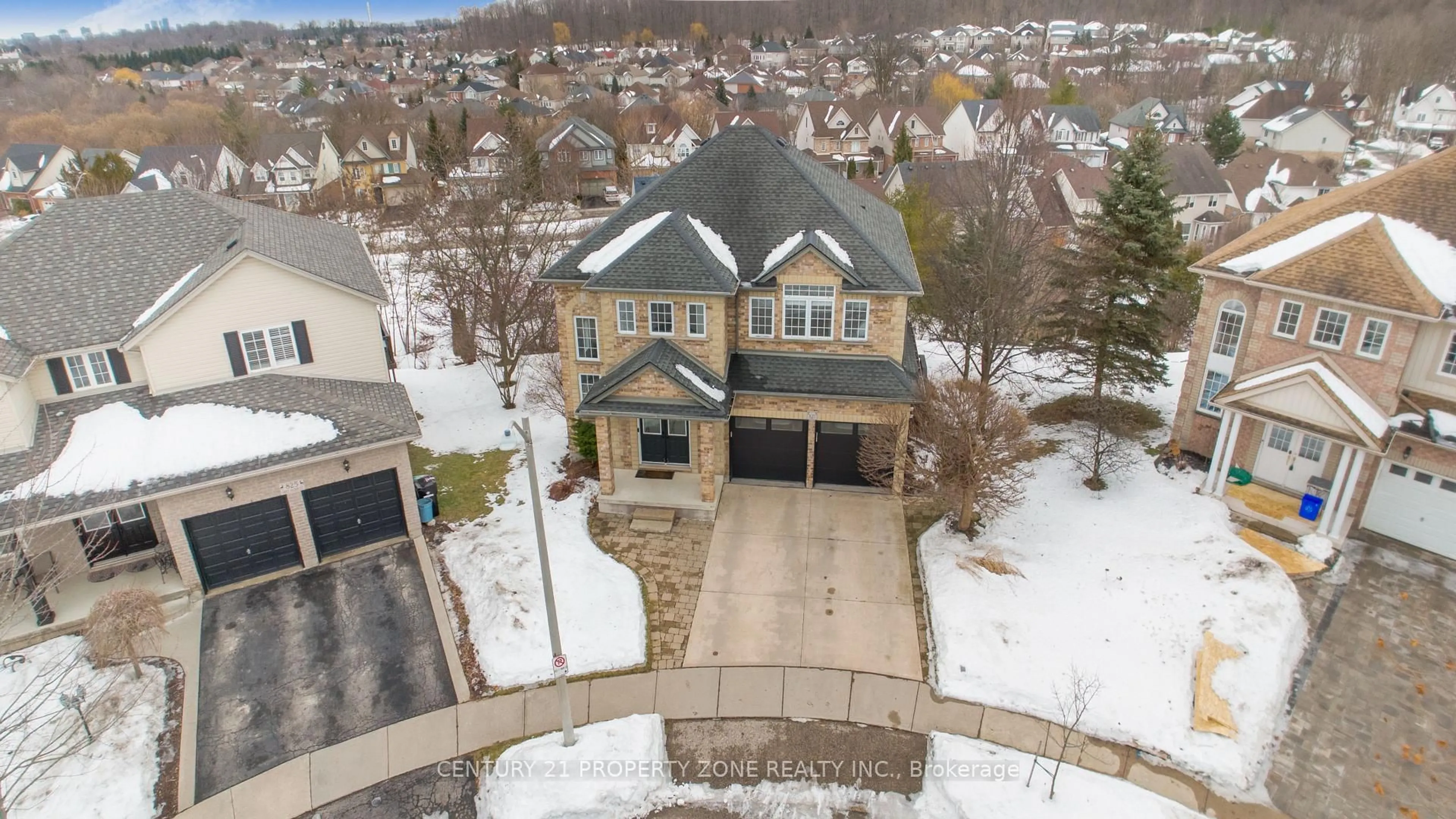 A pic from outside/outdoor area/front of a property/back of a property/a pic from drone, street for 827 Grey Alder Crt, Waterloo Ontario N2V 2P2