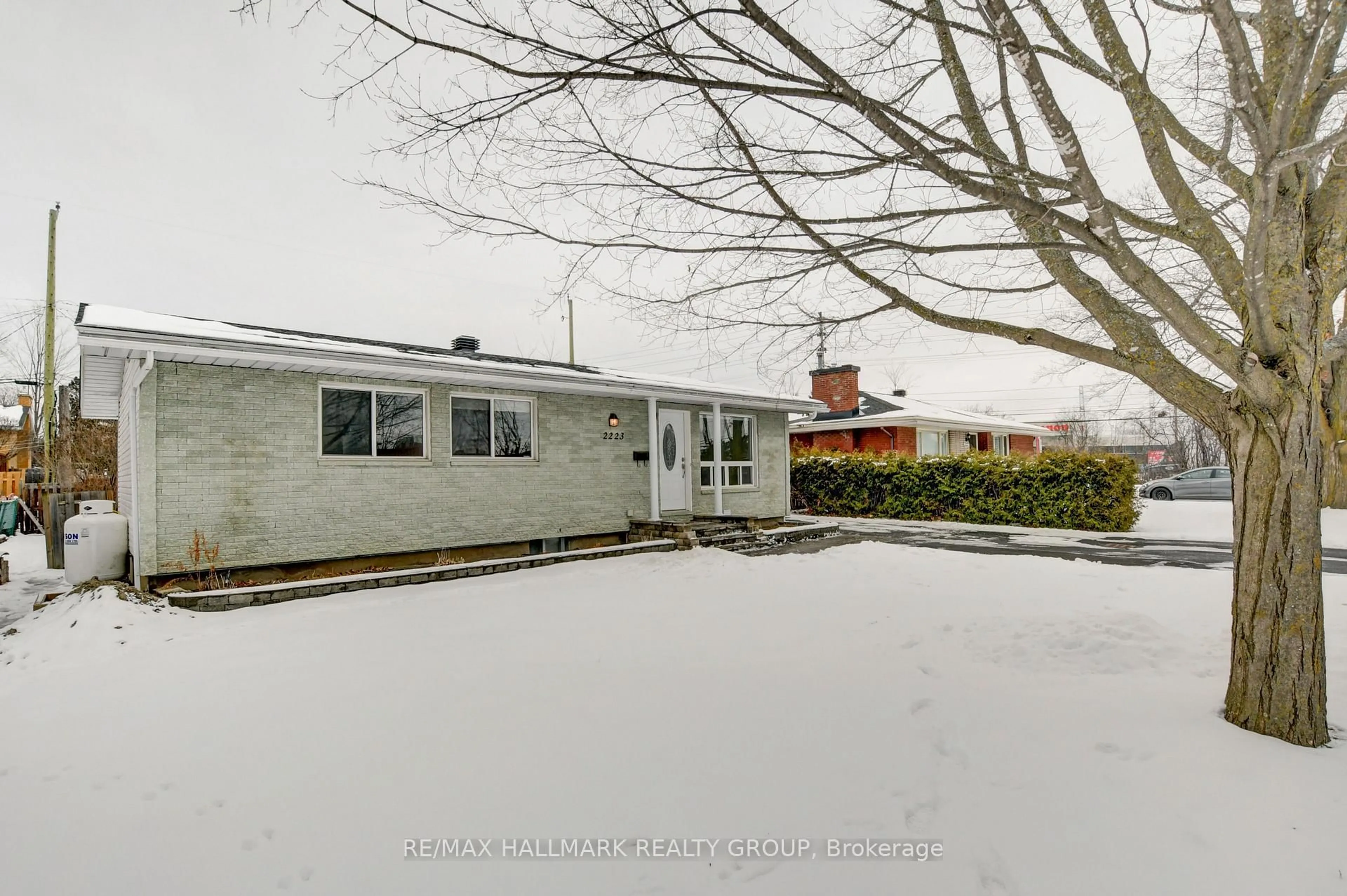 A pic from outside/outdoor area/front of a property/back of a property/a pic from drone, street for 2223 Martha Ave, Ottawa Ontario K1G 1K8