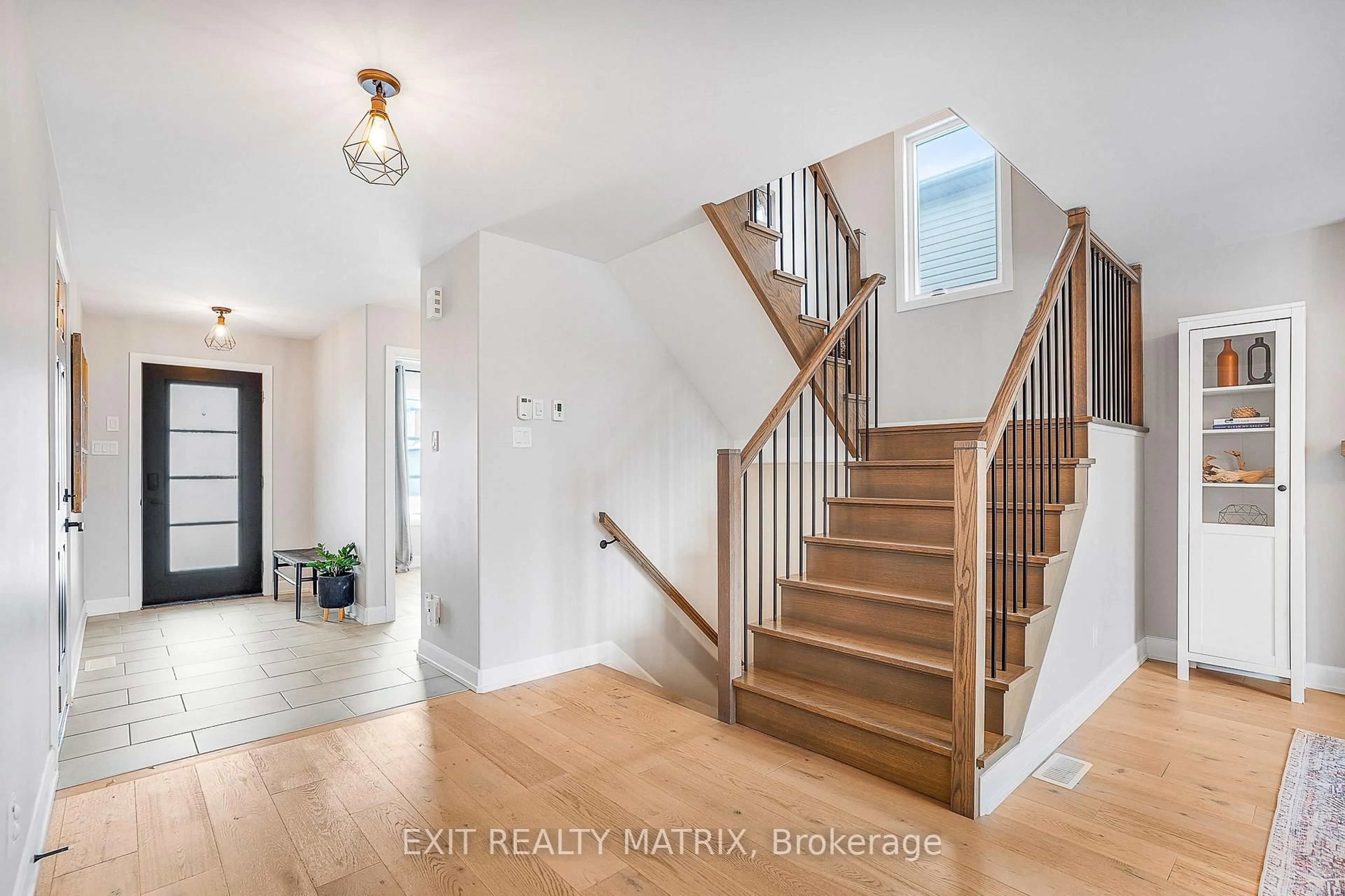 Indoor entryway for 450 Provence Ave, Russell Ontario K0A 1W0