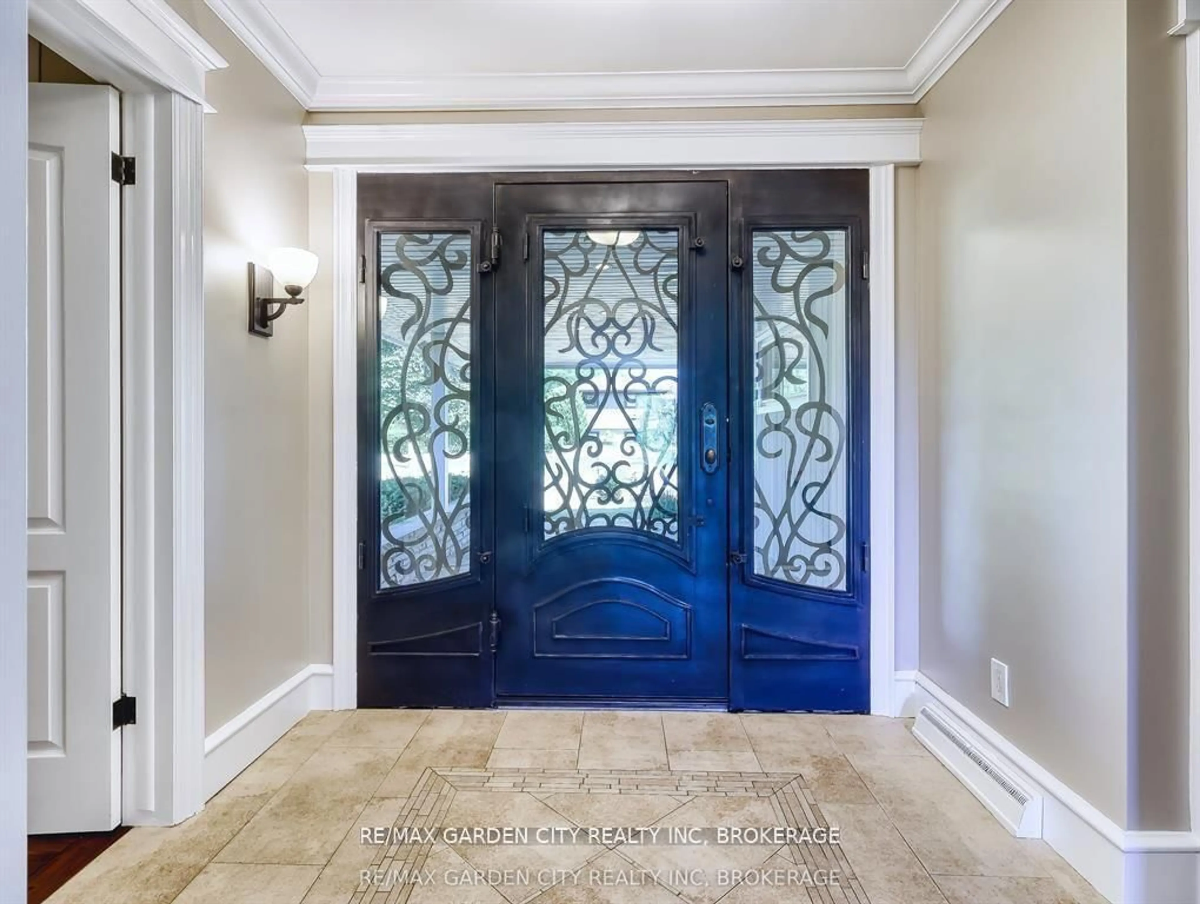 Indoor entryway for 28 MARSDALE Dr, St. Catharines Ontario L2T 3S3