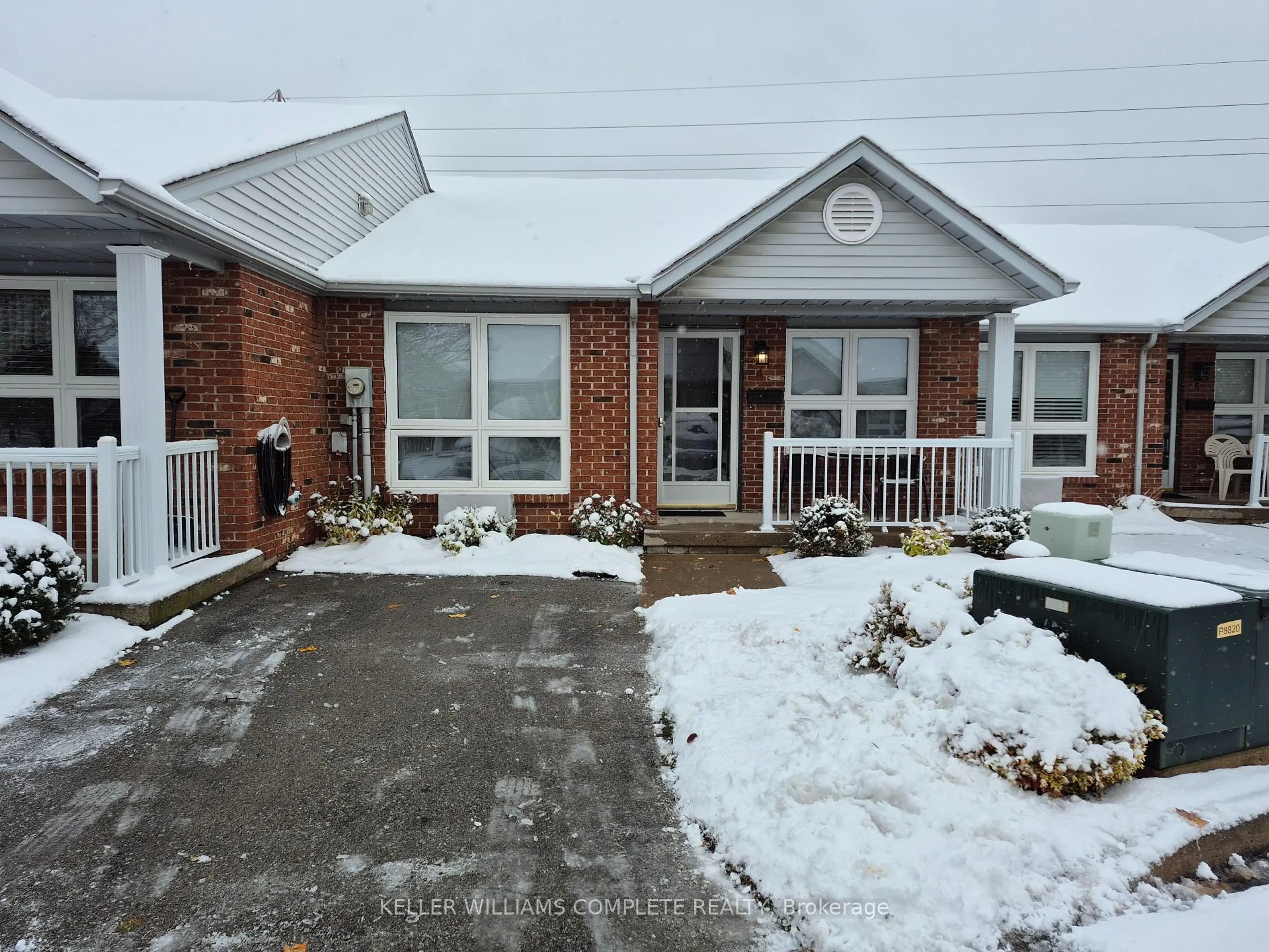 A pic from outside/outdoor area/front of a property/back of a property/a pic from drone, street for 226 VANSICKLE Rd #4, St. Catharines Ontario L2S 2S7