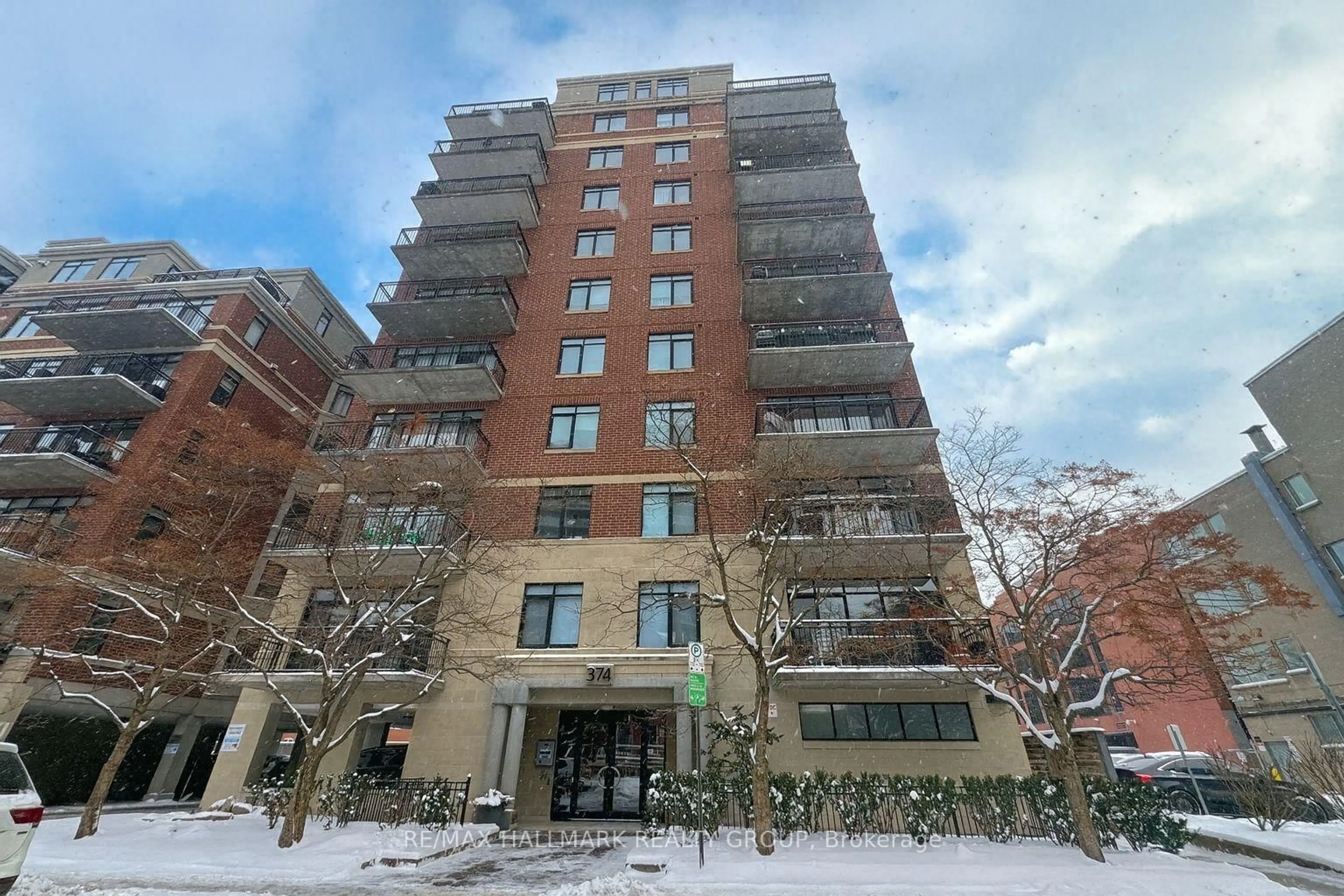 Indoor foyer for 374 Cooper St #401, Ottawa Ontario K2P 2P4