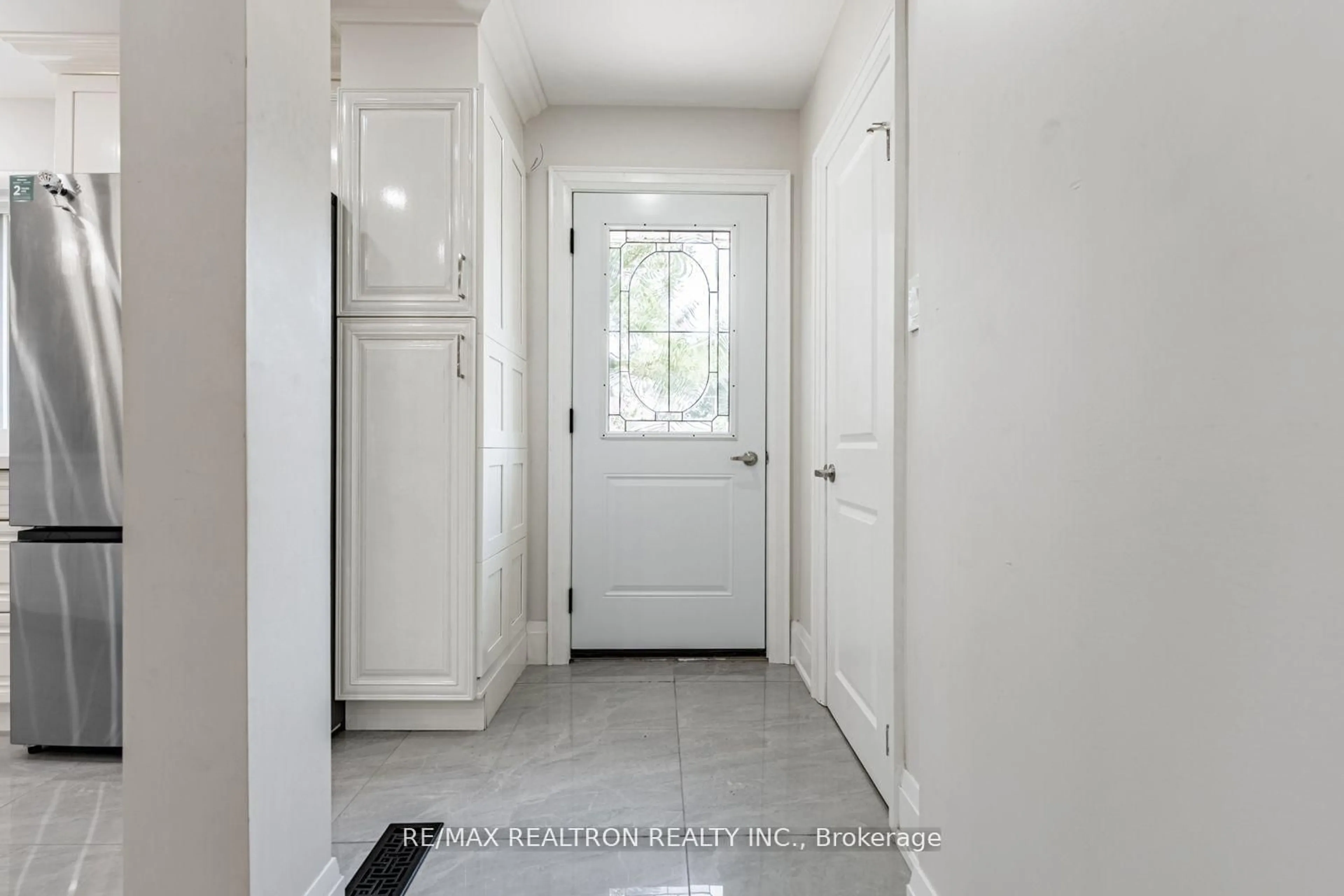 Indoor entryway for 79 Blanmora Dr, Hamilton Ontario L8G 2A9
