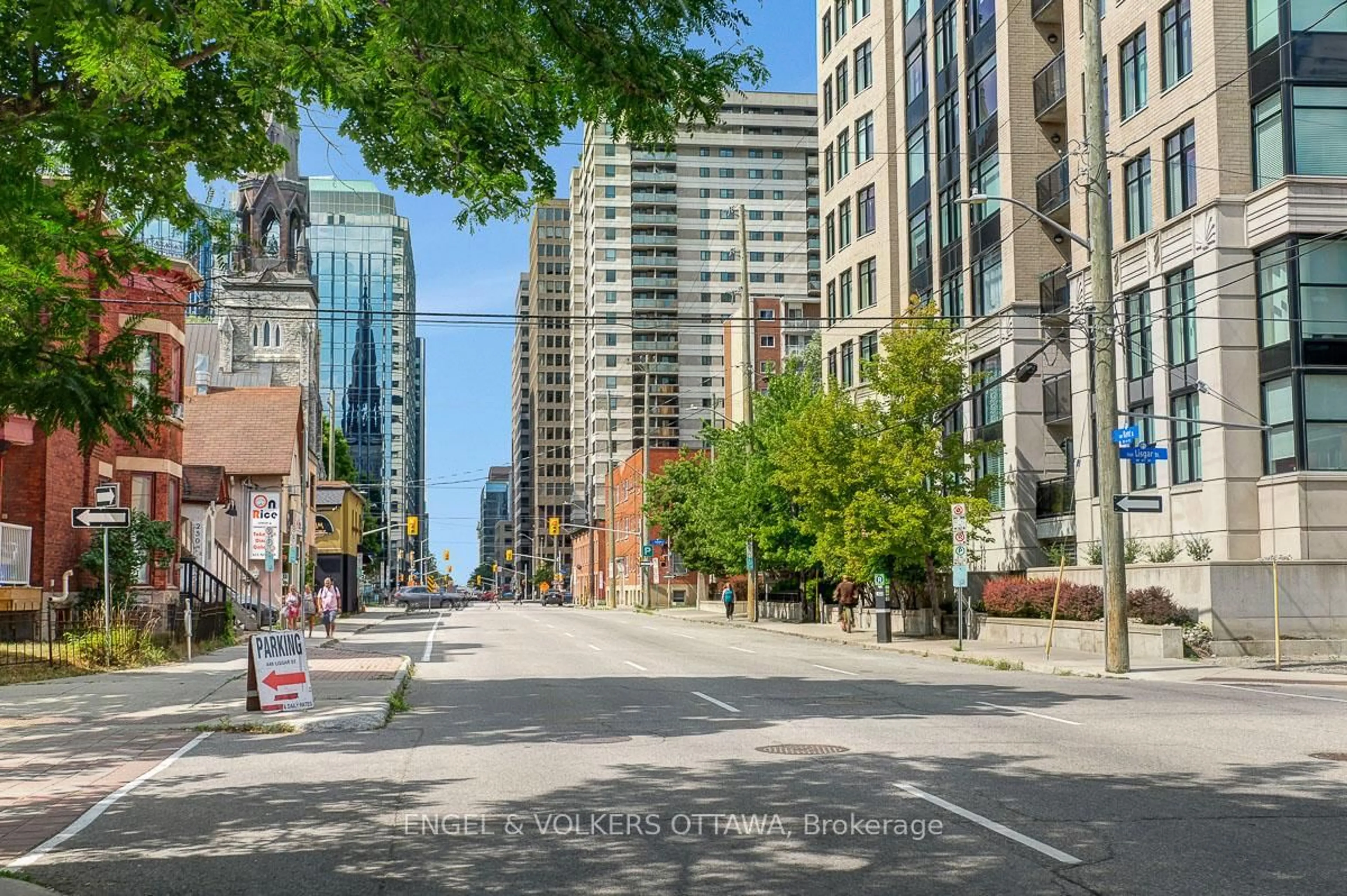 Patio, street for 256 Kent St, Ottawa Ontario K2P 2A2