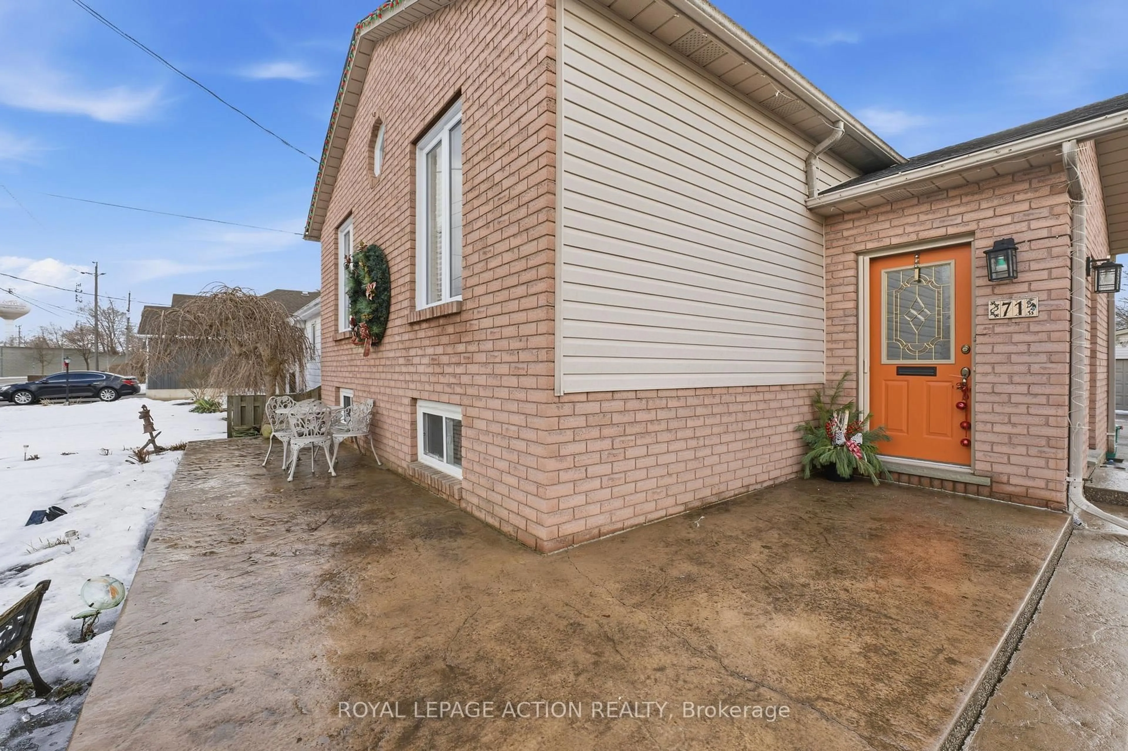 A pic from outside/outdoor area/front of a property/back of a property/a pic from drone, street for 71 Barnes Ave, Brantford Ontario N3R 4Y9