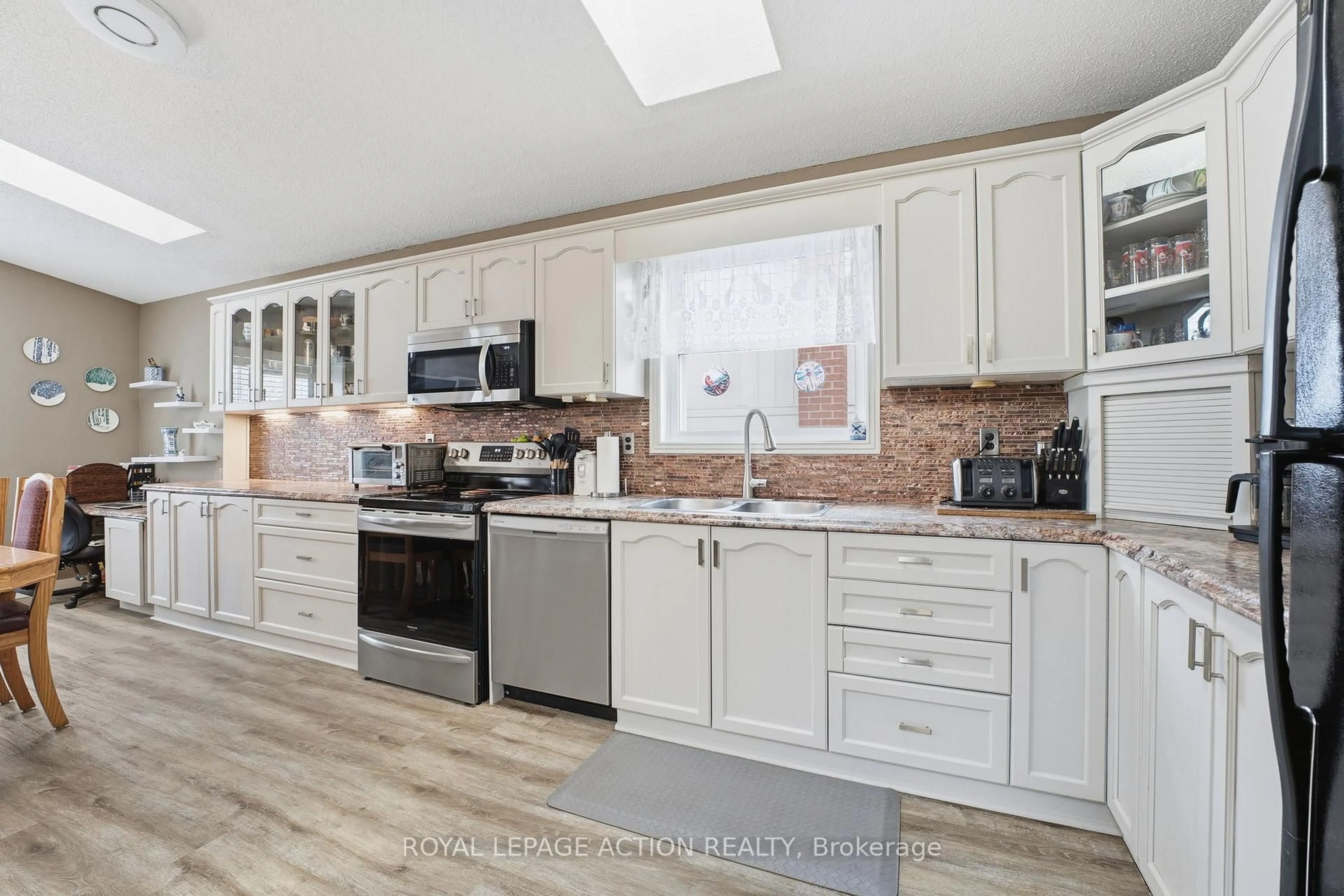 Open concept kitchen, unknown for 71 Barnes Ave, Brantford Ontario N3R 4Y9