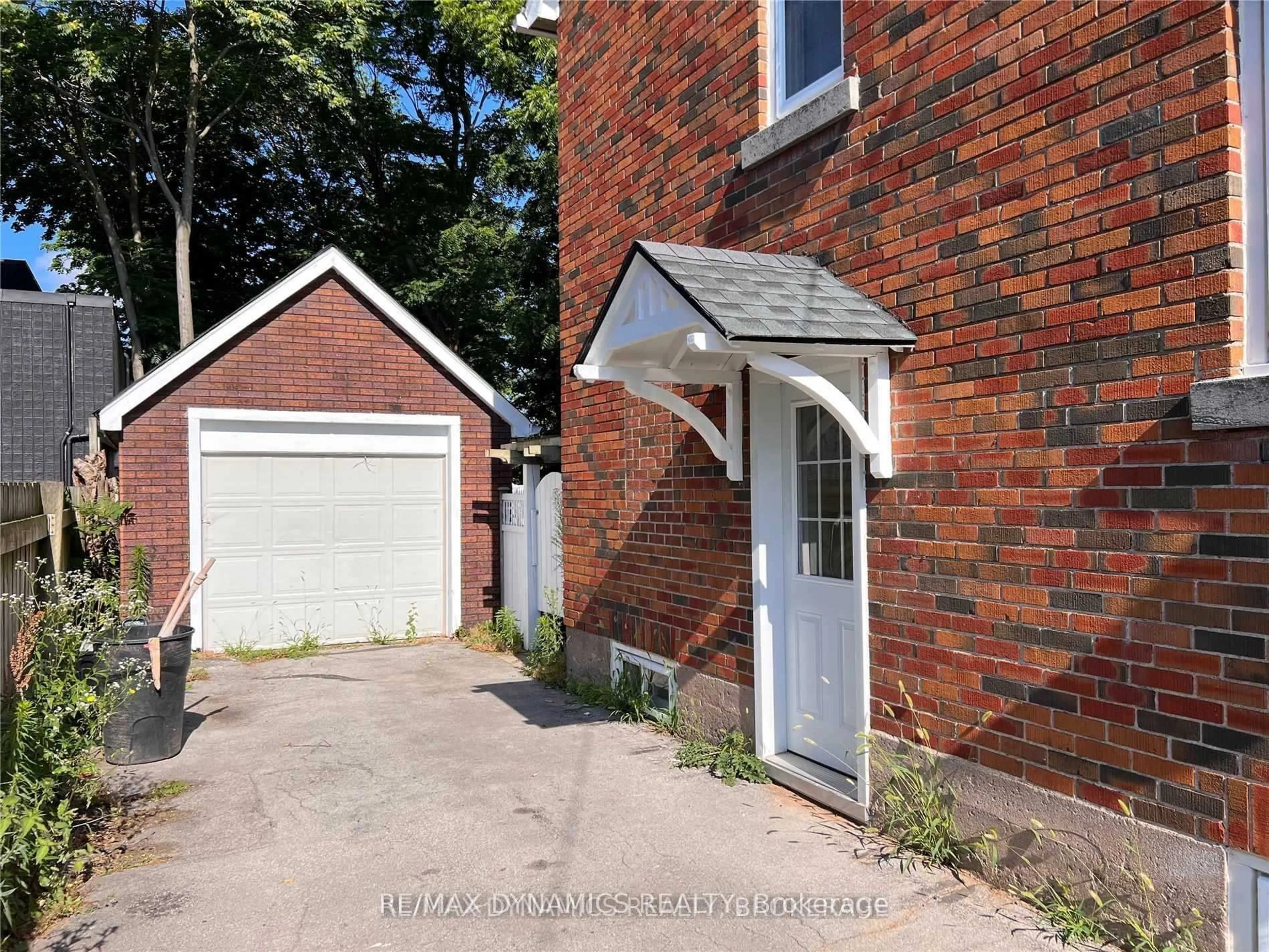 A pic from outside/outdoor area/front of a property/back of a property/a pic from drone, street for 5825 Depew Ave, Niagara Falls Ontario L2G 5M2