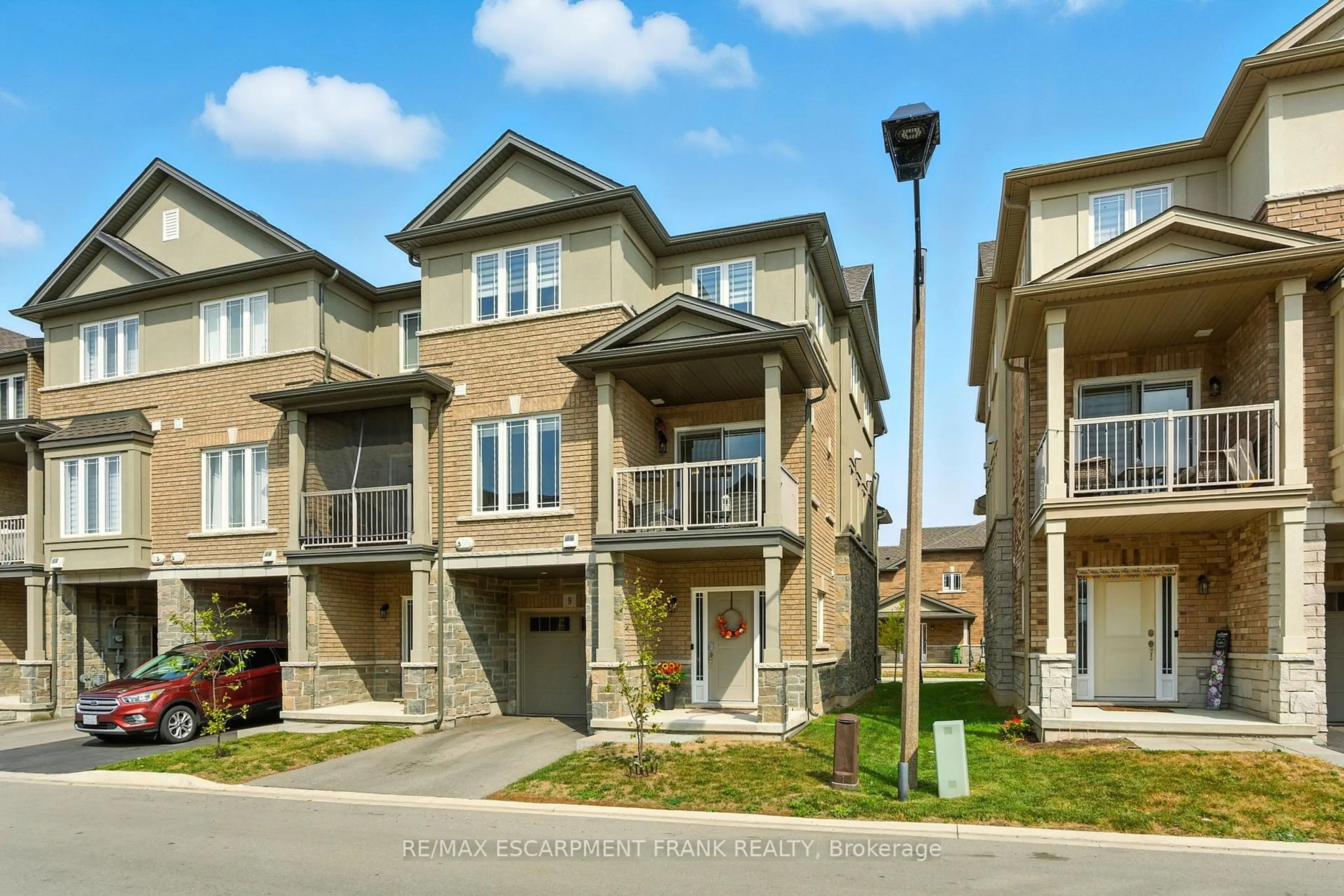 A pic from outside/outdoor area/front of a property/back of a property/a pic from drone, street for 9 Laguna Village Cres, Hamilton Ontario L0R 1P0