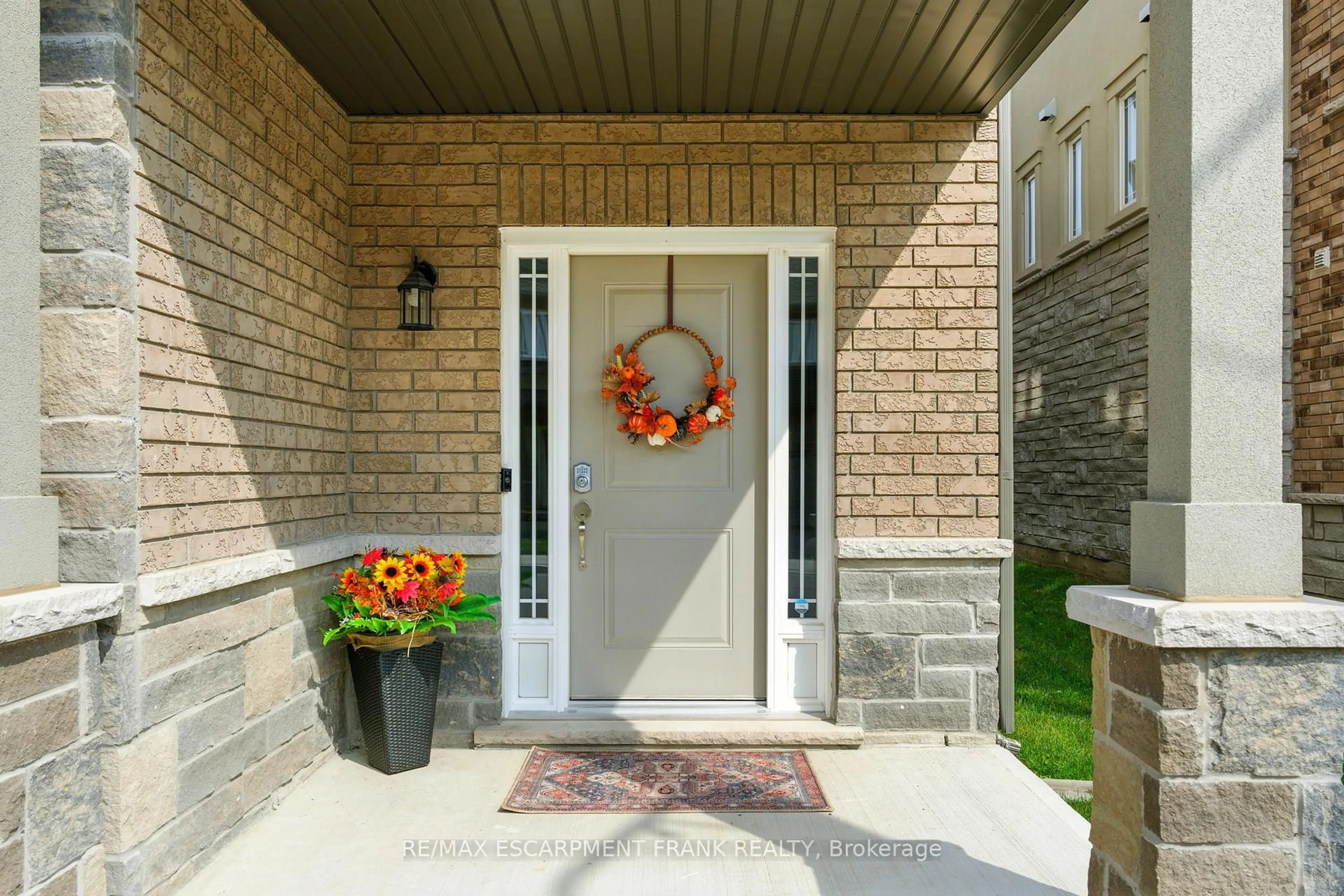 Indoor entryway for 9 Laguna Village Cres, Hamilton Ontario L0R 1P0