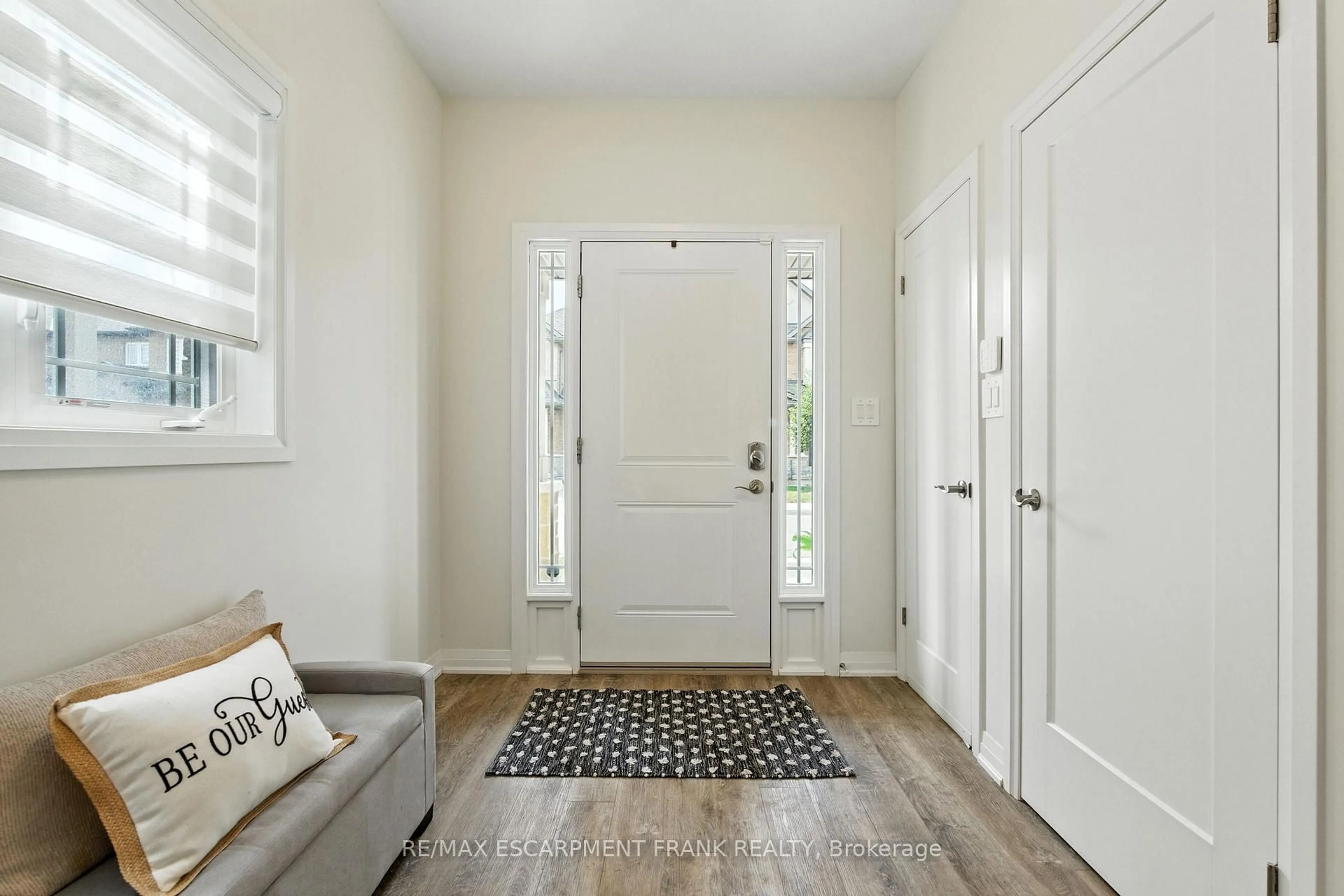 Indoor entryway for 9 Laguna Village Cres, Hamilton Ontario L0R 1P0