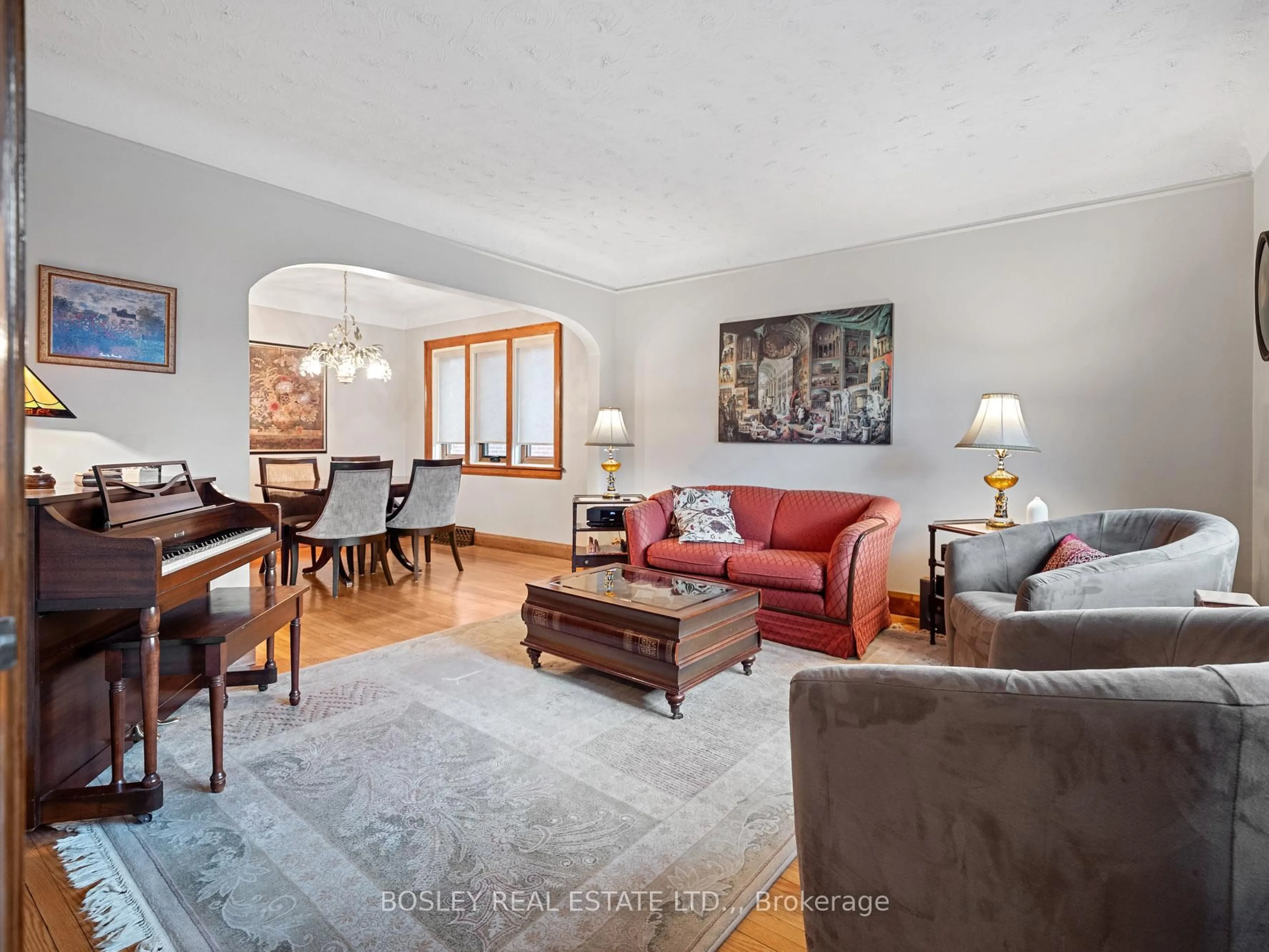 Living room with furniture, unknown for 30 Spruce St, St. Catharines Ontario L2R 1B5