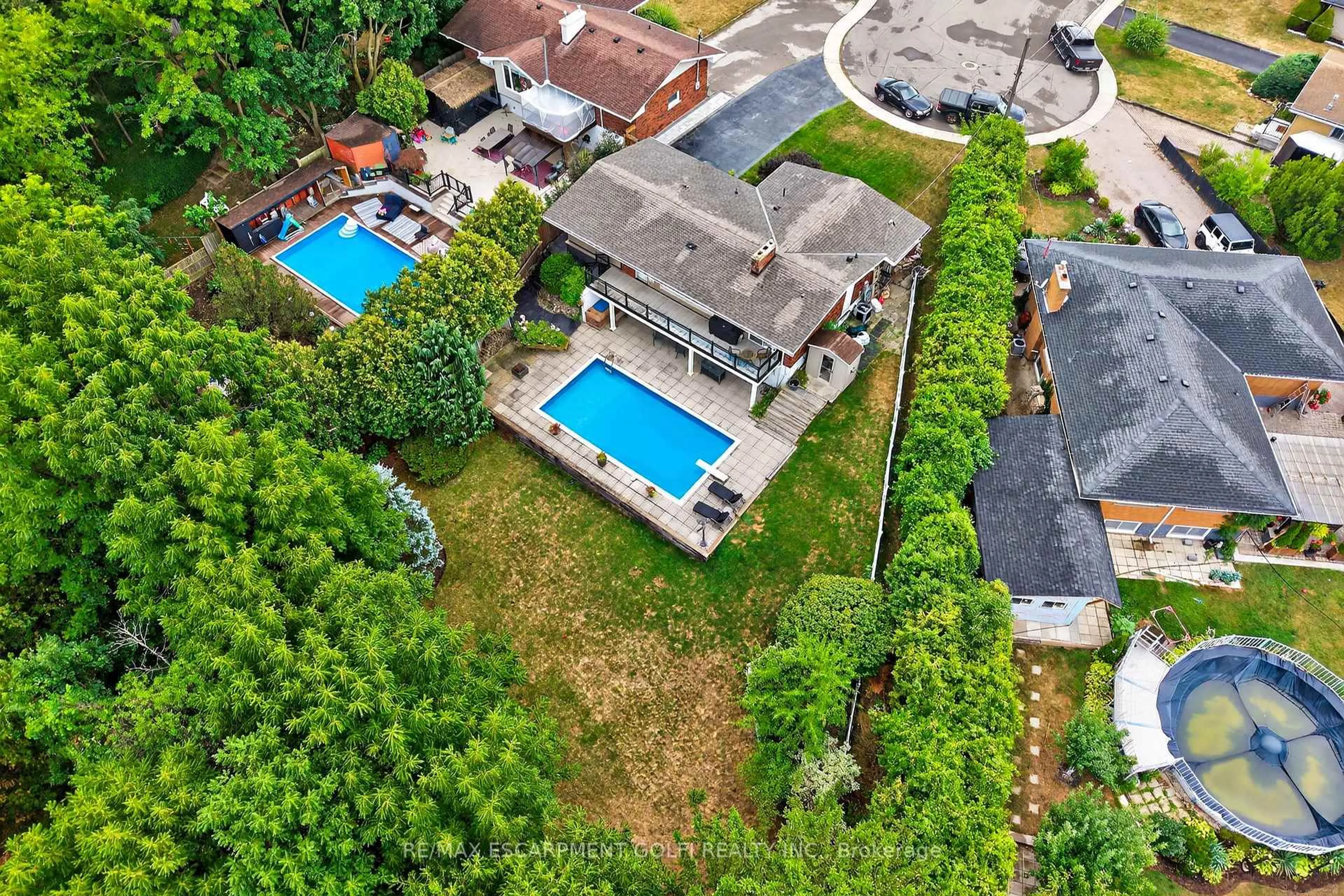 A pic from outside/outdoor area/front of a property/back of a property/a pic from drone, unknown for 90 Mountain Ave, Hamilton Ontario L8G 3P7