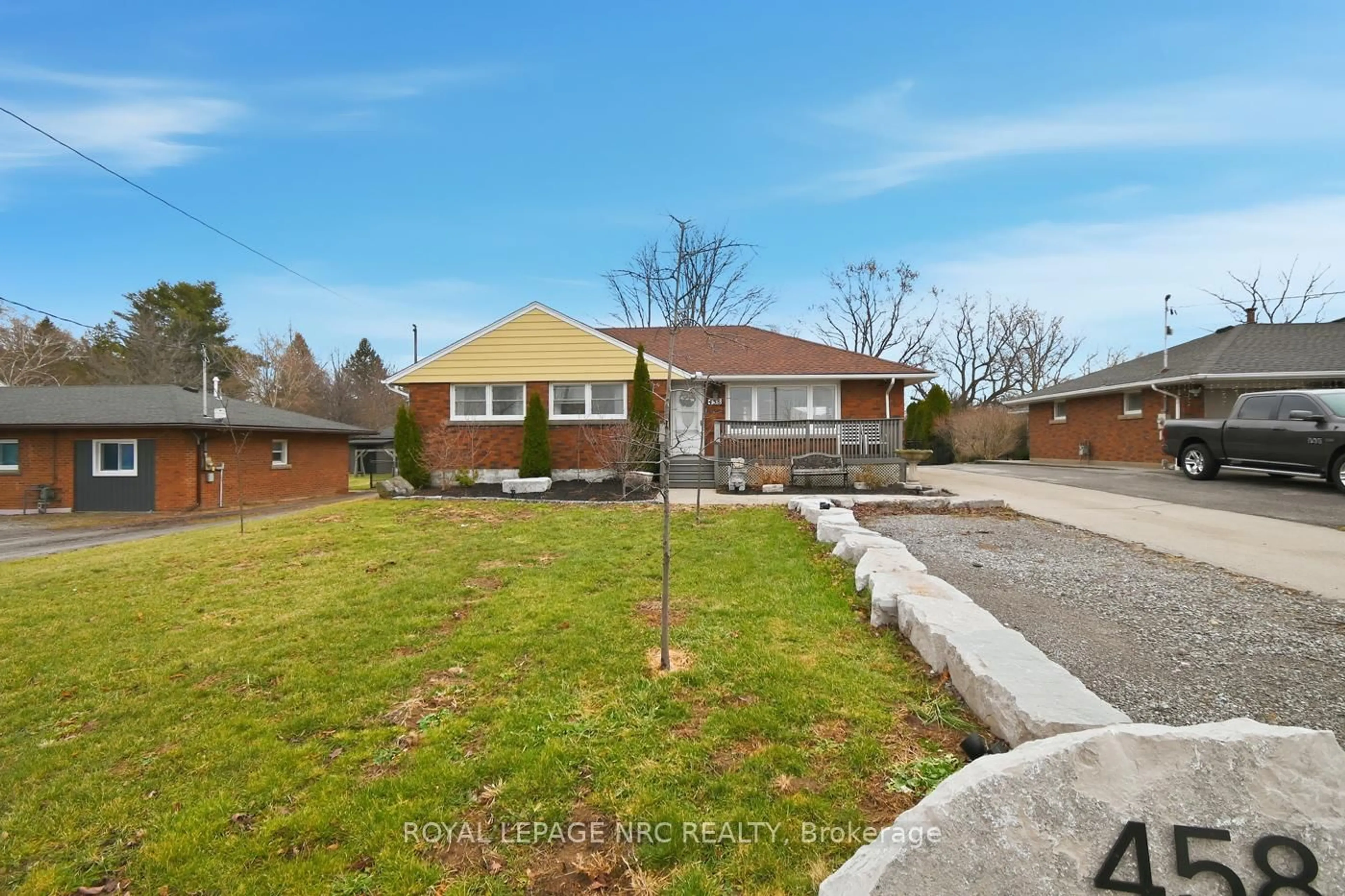 A pic from outside/outdoor area/front of a property/back of a property/a pic from drone, street for 458 Doan's Ridge Rd, Welland Ontario L3B 5N7