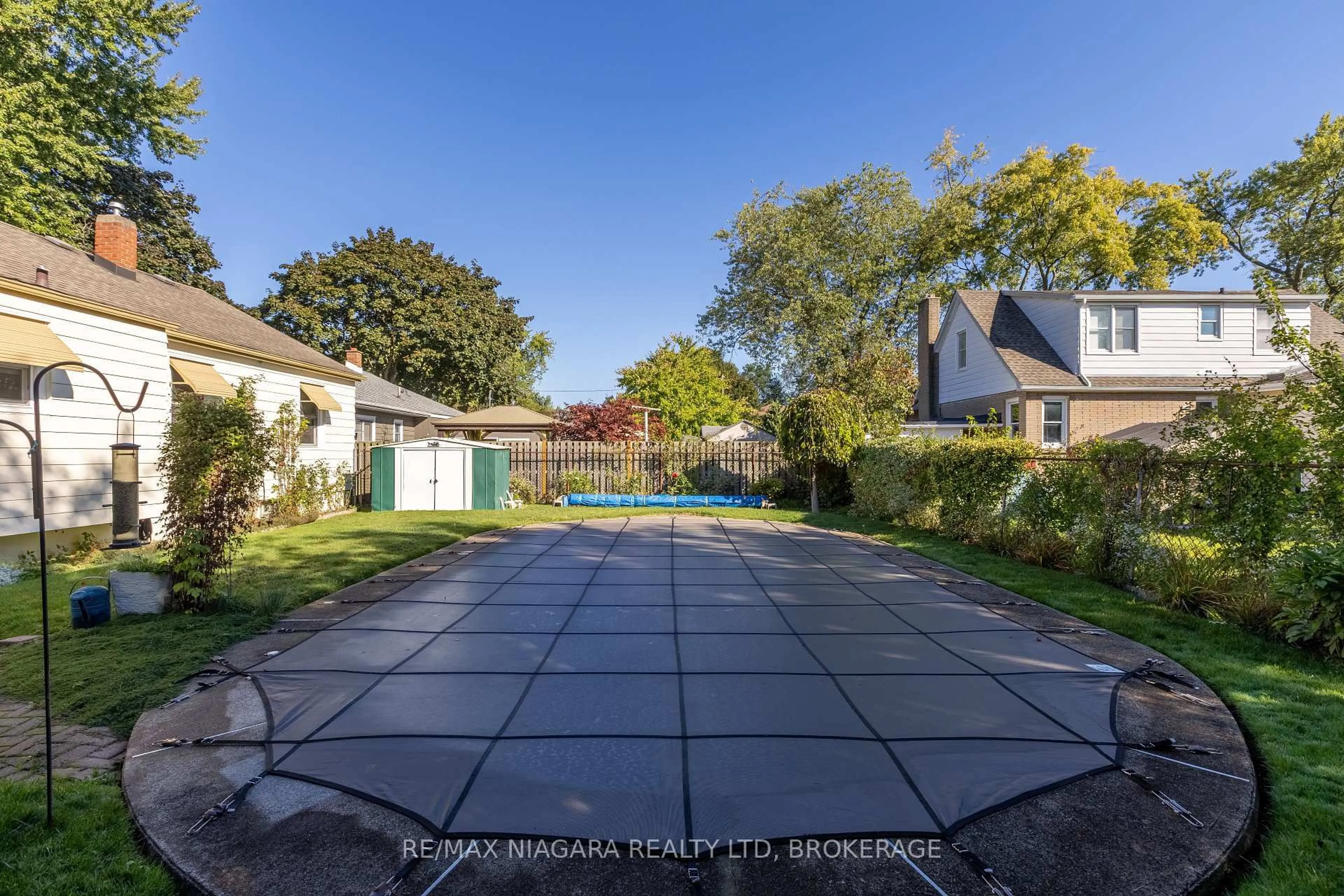 A pic from outside/outdoor area/front of a property/back of a property/a pic from drone, street for 68 Connaught Ave, Welland Ontario L3C 1G5