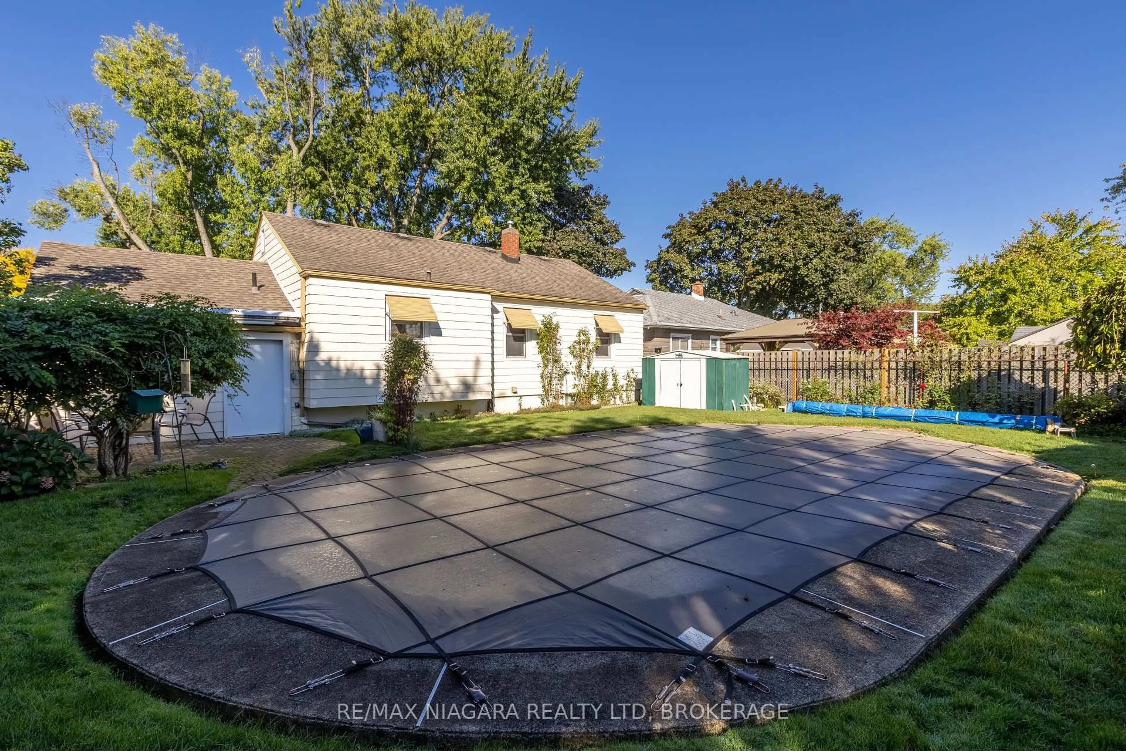 A pic from outside/outdoor area/front of a property/back of a property/a pic from drone, street for 68 Connaught Ave, Welland Ontario L3C 1G5