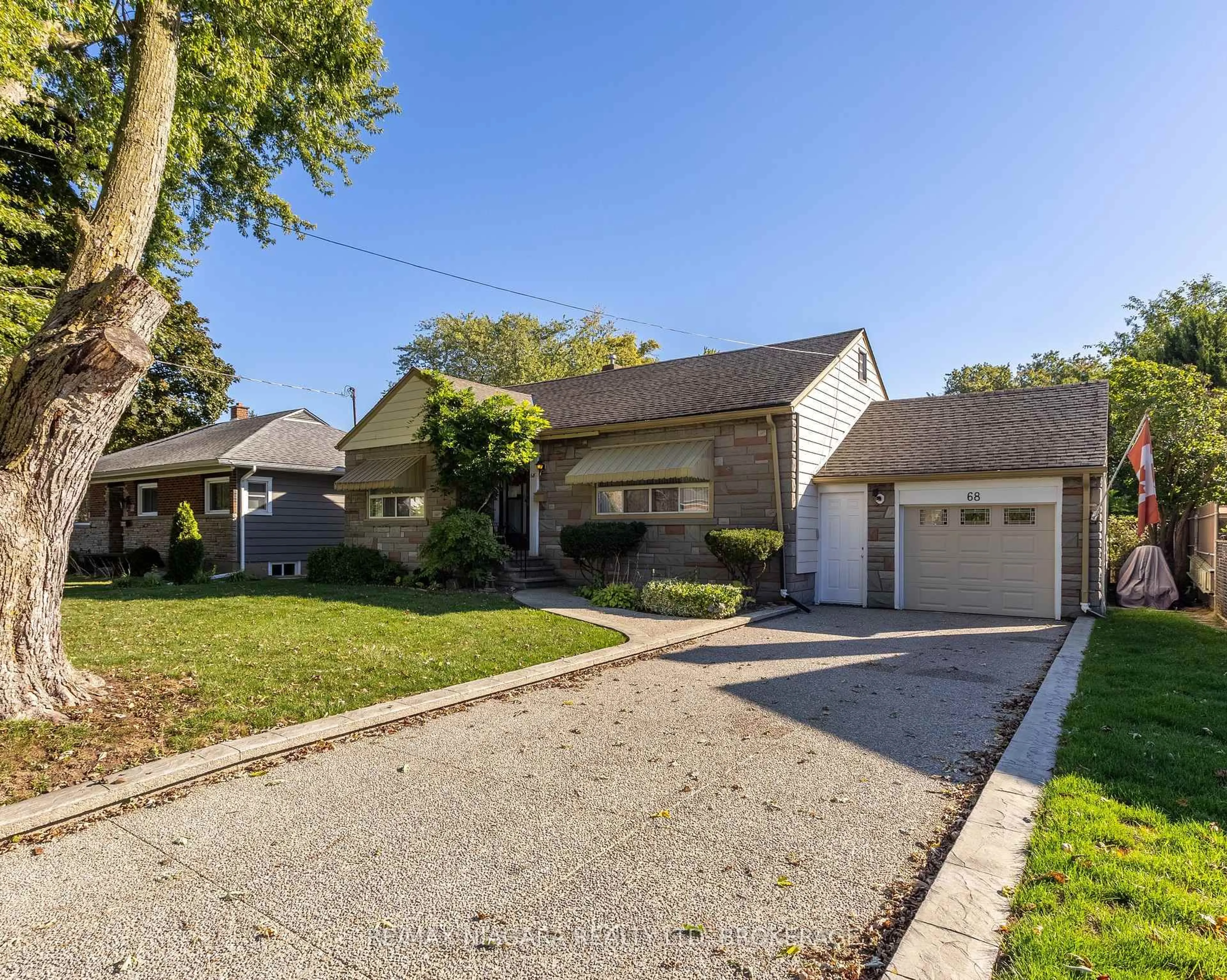 A pic from outside/outdoor area/front of a property/back of a property/a pic from drone, street for 68 Connaught Ave, Welland Ontario L3C 1G5