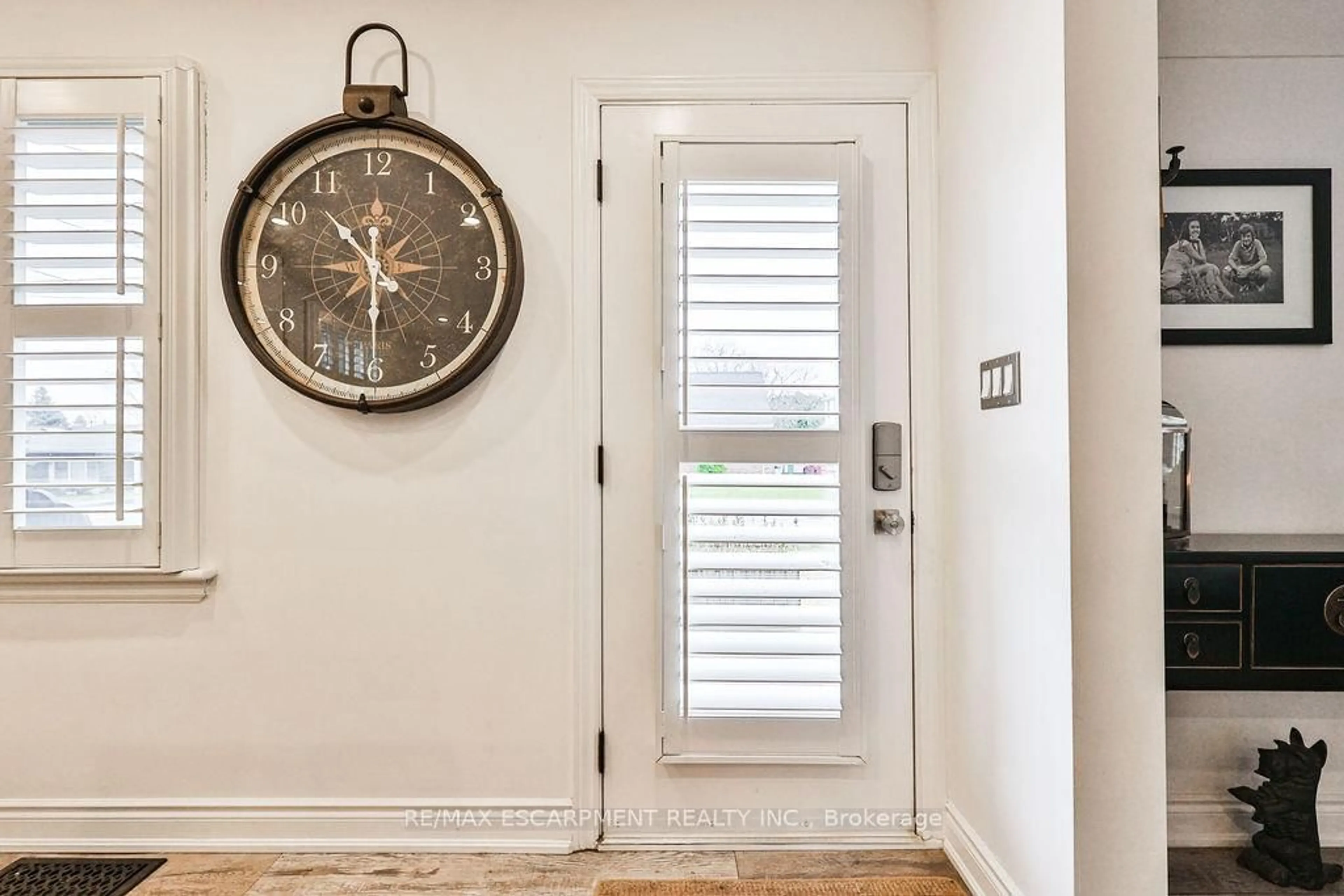 Indoor entryway for 60 Galbraith Dr, Hamilton Ontario L8G 1Z9