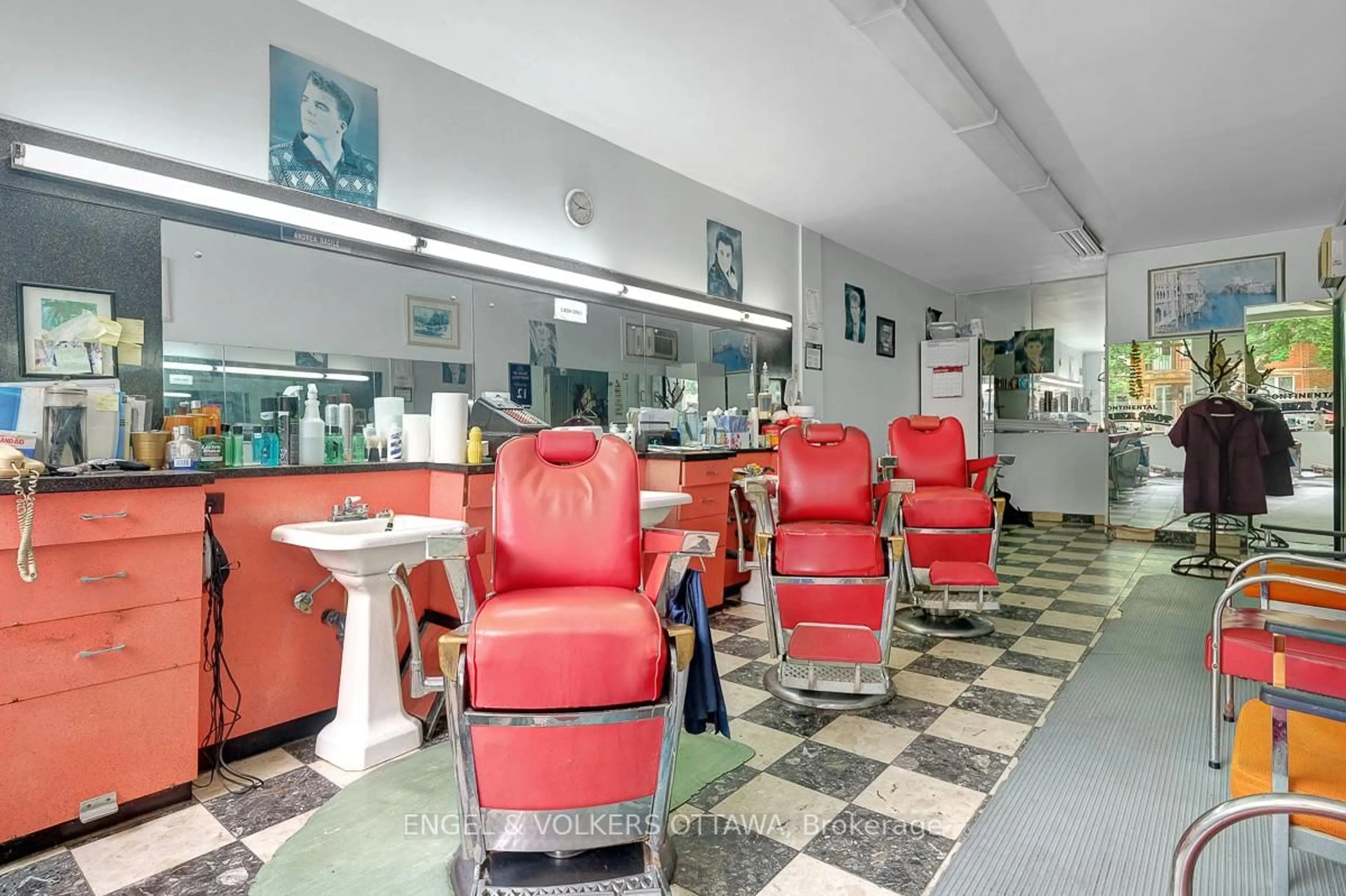 Lobby for 258 Kent St, Ottawa Ontario K2P 2A2