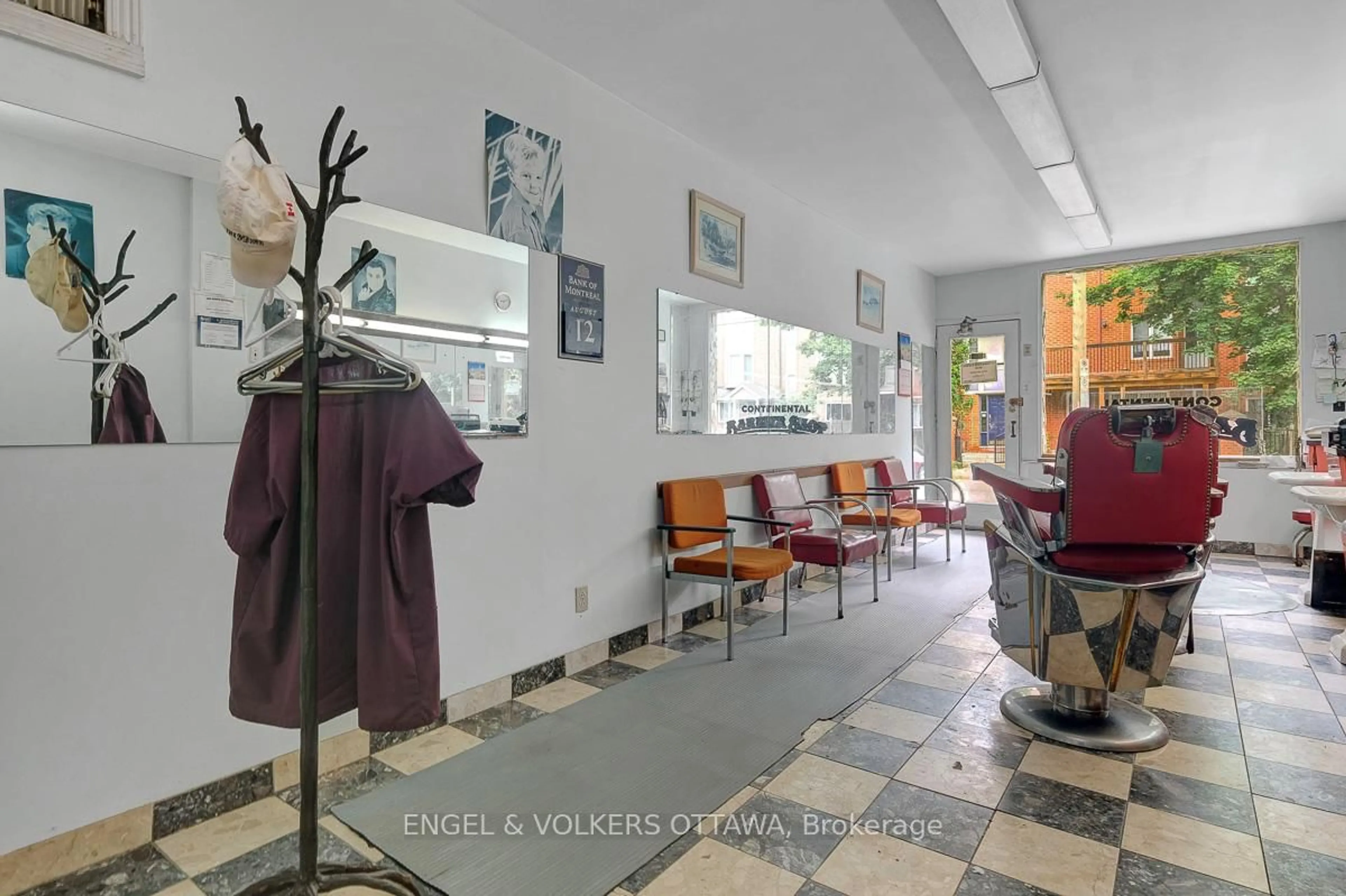 Indoor foyer for 258 Kent St, Ottawa Ontario K2P 2A2