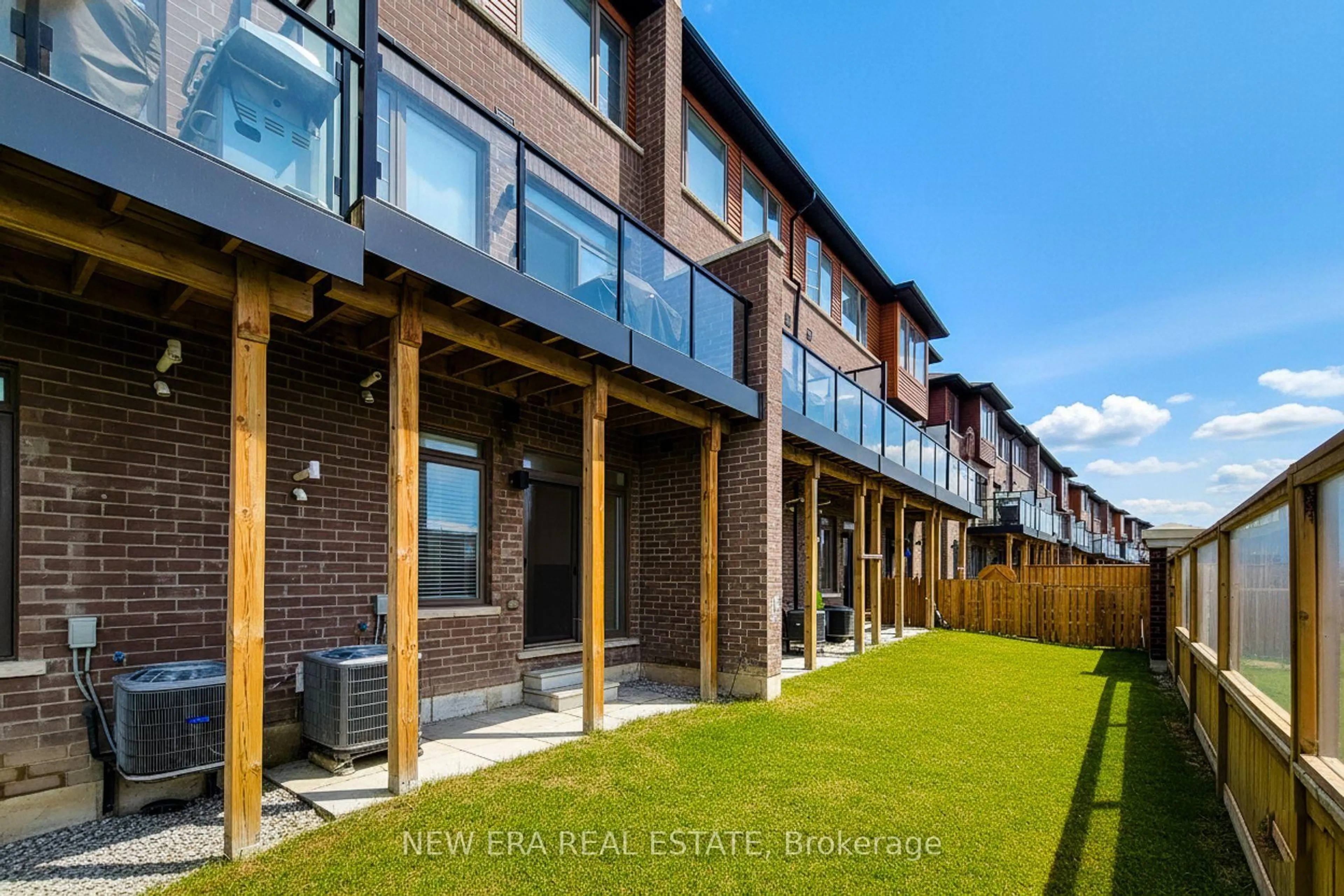 A pic from outside/outdoor area/front of a property/back of a property/a pic from drone, street for 30 Times Square Blvd #228, Hamilton Ontario L8J 0M1