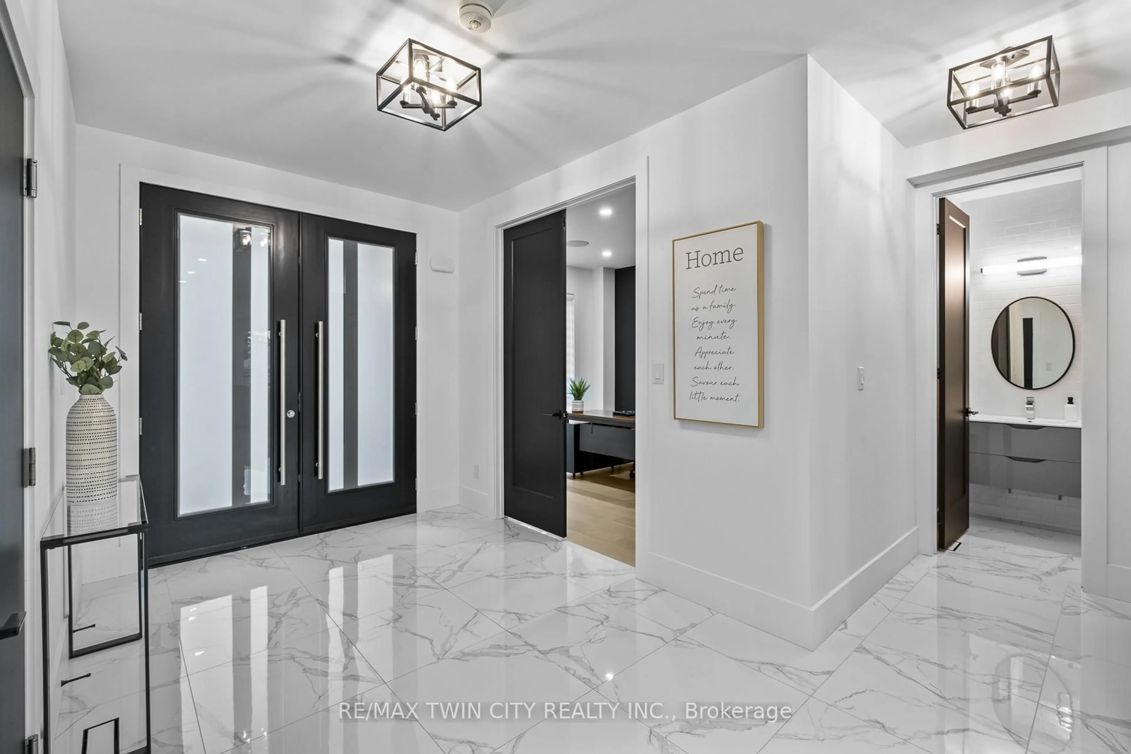 Indoor entryway for 1207 Queen St St, Wilmot Ontario N0B 2E0