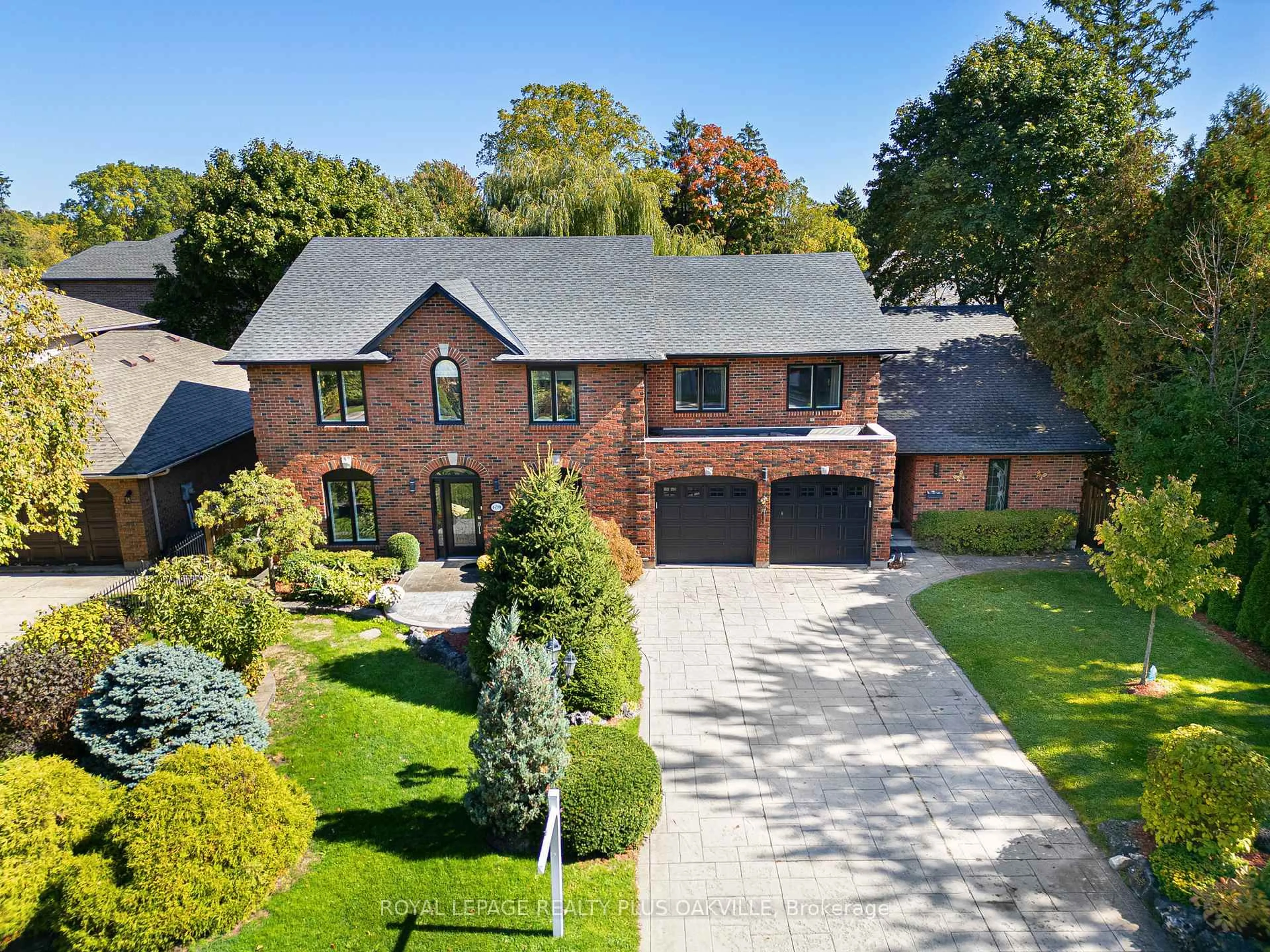 A pic from outside/outdoor area/front of a property/back of a property/a pic from drone, street for 679 Greenravine Dr, Hamilton Ontario L9G 4C7