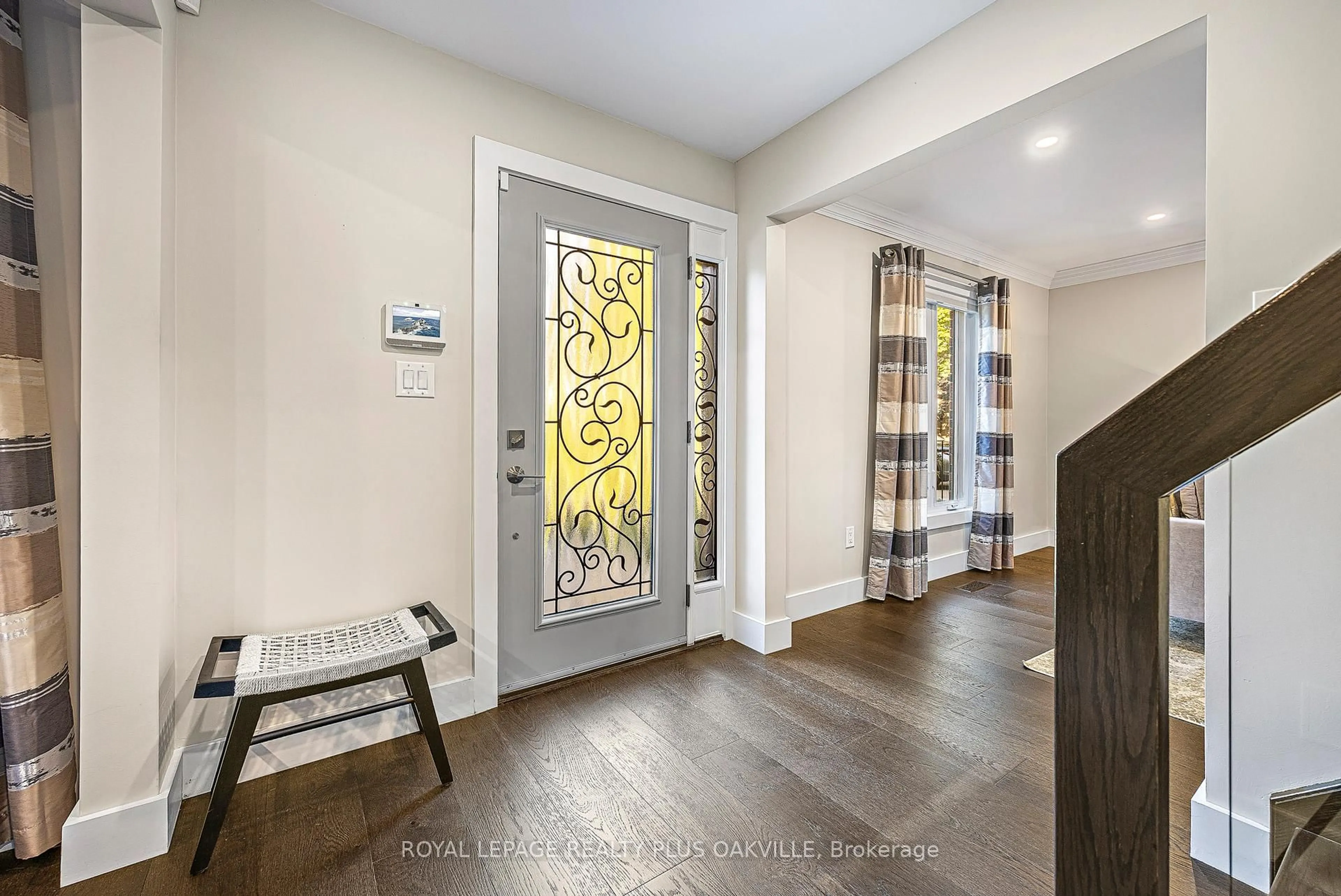 Indoor entryway for 679 Greenravine Dr, Hamilton Ontario L9G 4C7