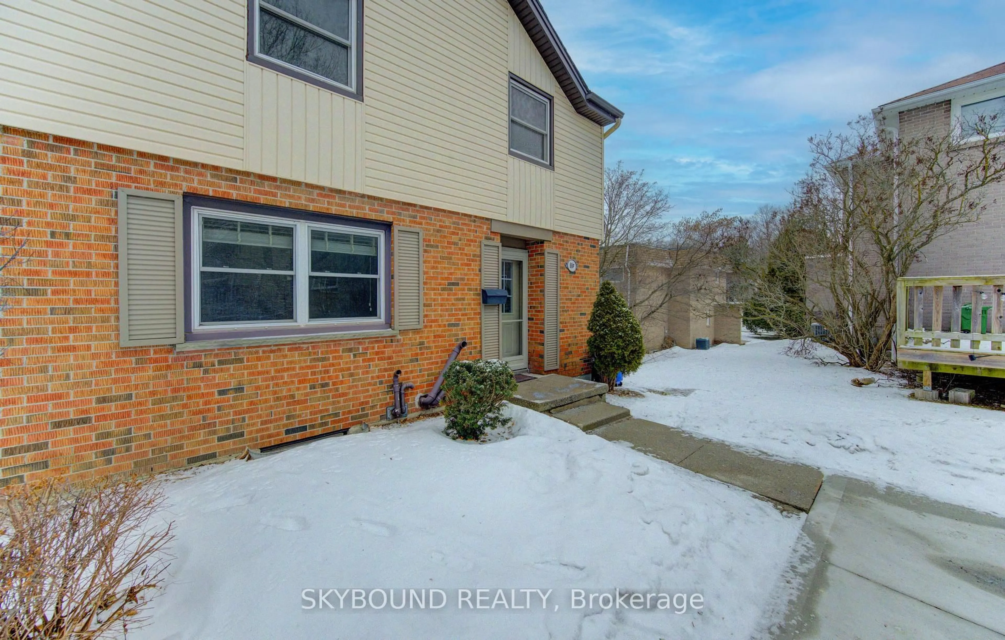A pic from outside/outdoor area/front of a property/back of a property/a pic from drone, street for 88 Mcdougall Rd #27, Waterloo Ontario N2L 5C5