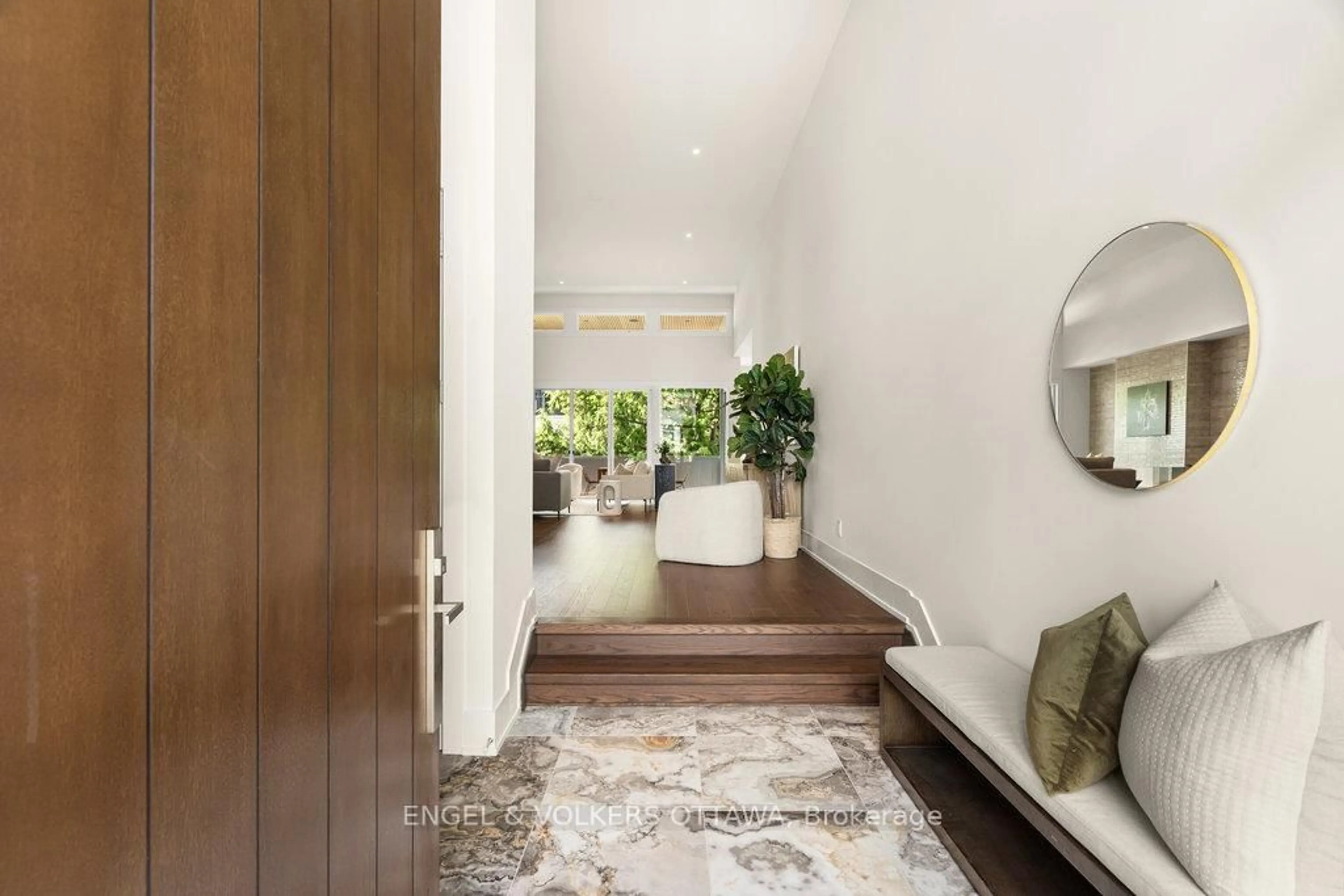 Indoor entryway for 291 Billings Ave, Ottawa Ontario K1H 5L2