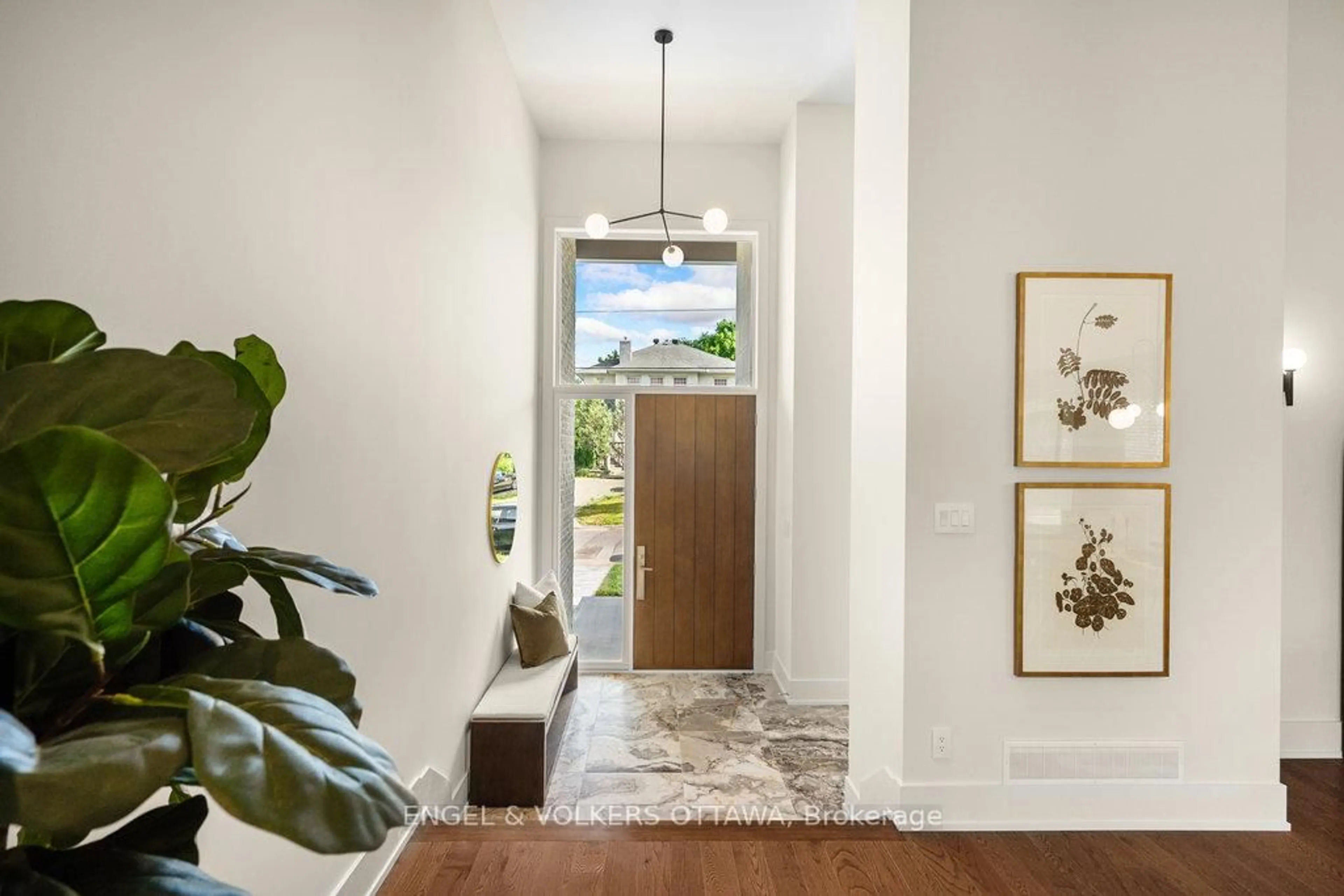 Indoor entryway for 291 Billings Ave, Ottawa Ontario K1H 5L2