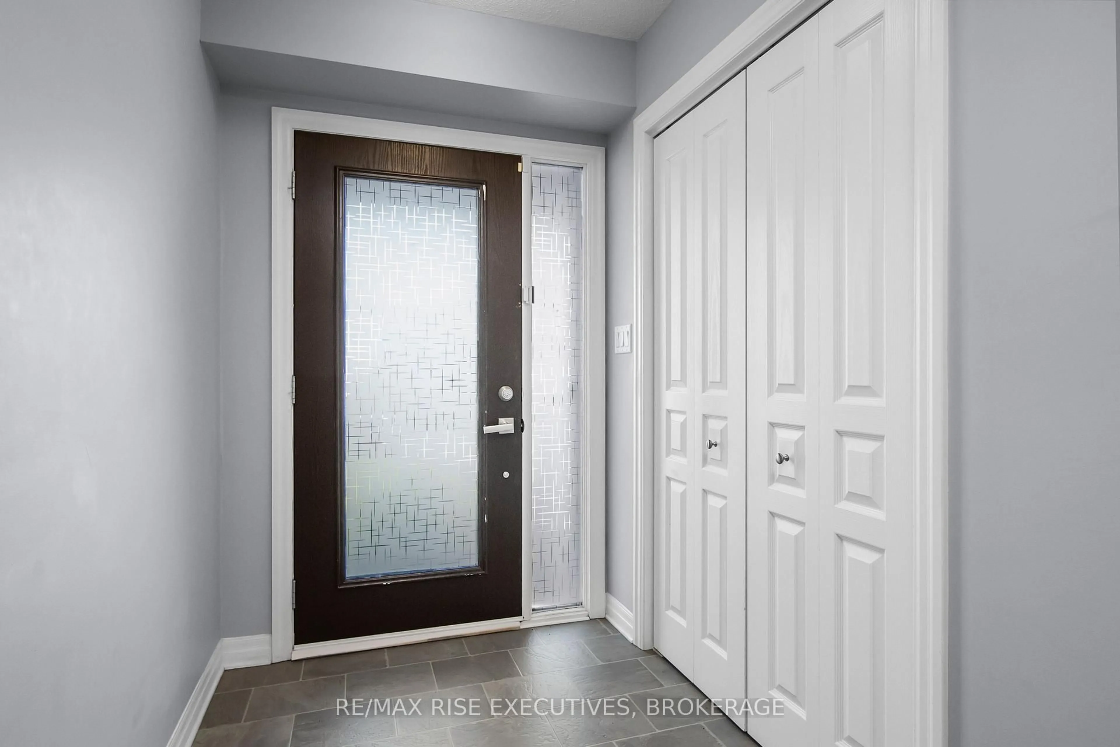 Indoor entryway for 1369 Tremont Dr, Kingston Ontario K7P 0M6