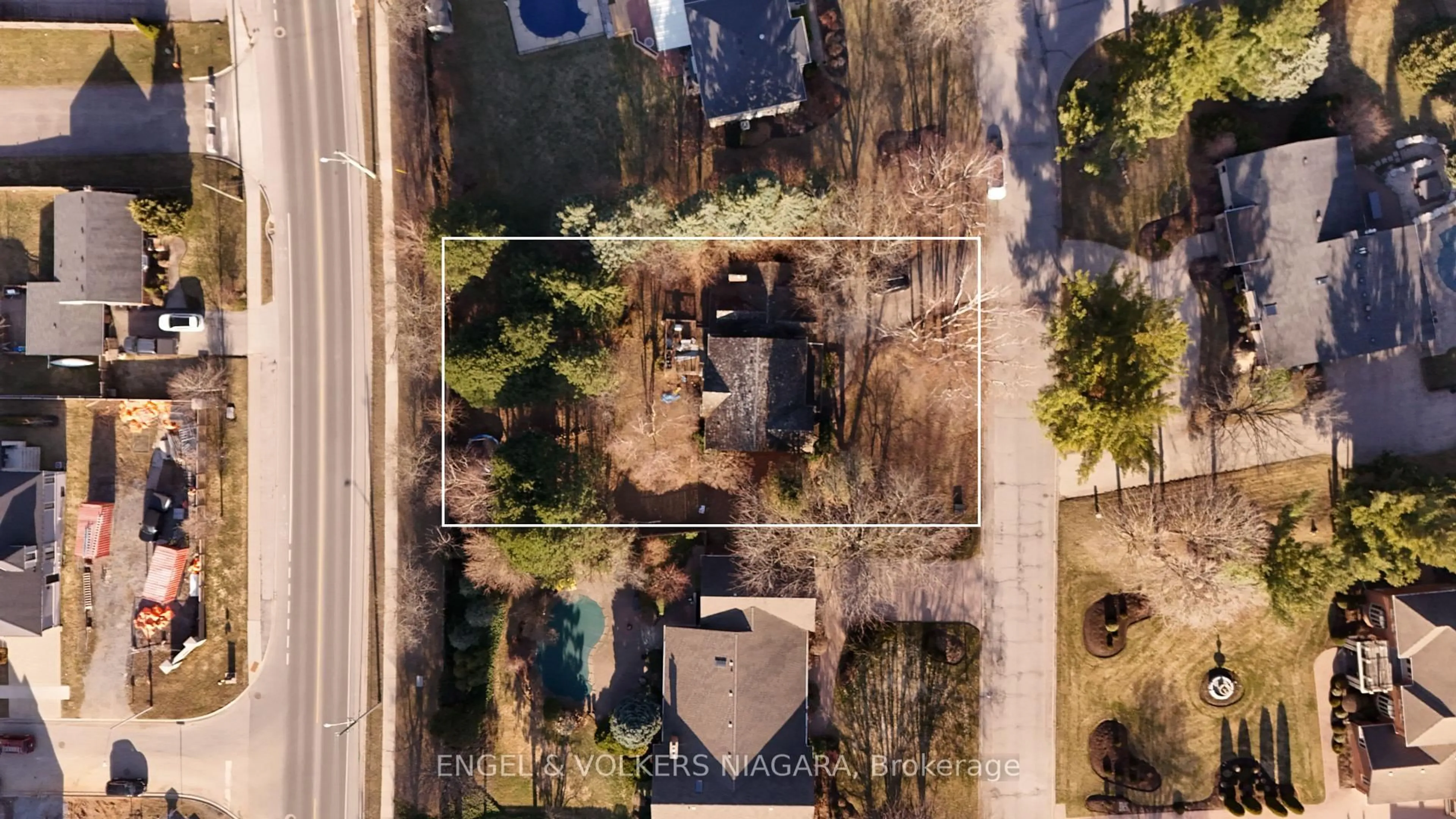 A pic from outside/outdoor area/front of a property/back of a property/a pic from drone, street for 6542 January Dr, Niagara Falls Ontario L2J 4J4