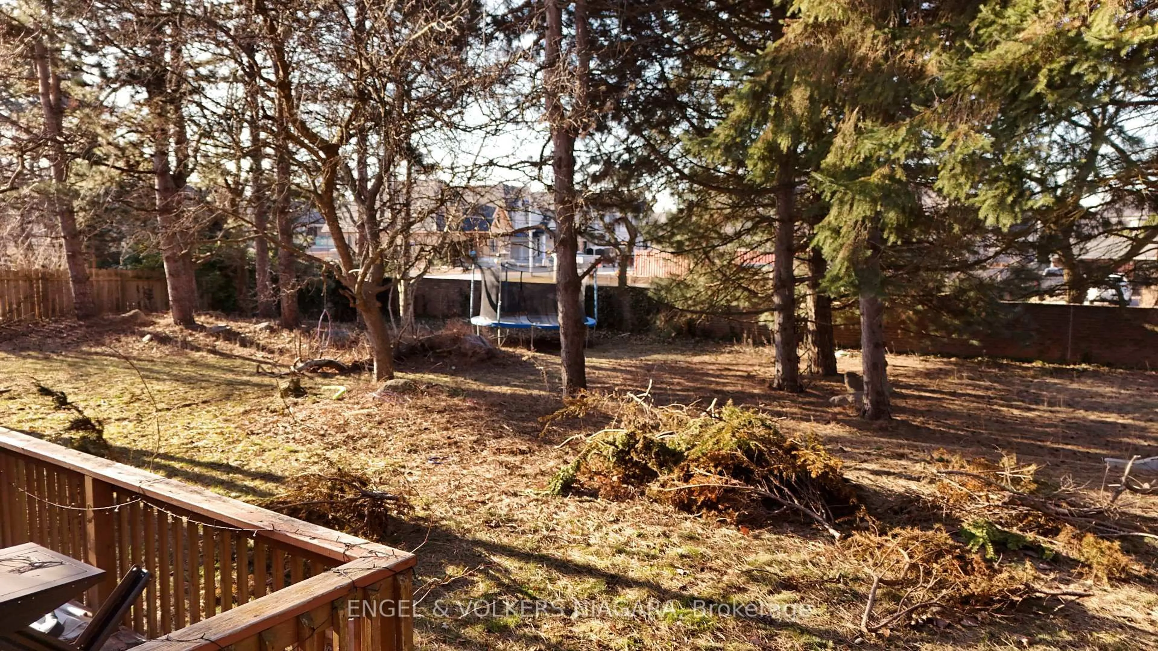 A pic from outside/outdoor area/front of a property/back of a property/a pic from drone, forest/trees view for 6542 January Dr, Niagara Falls Ontario L2J 4J4