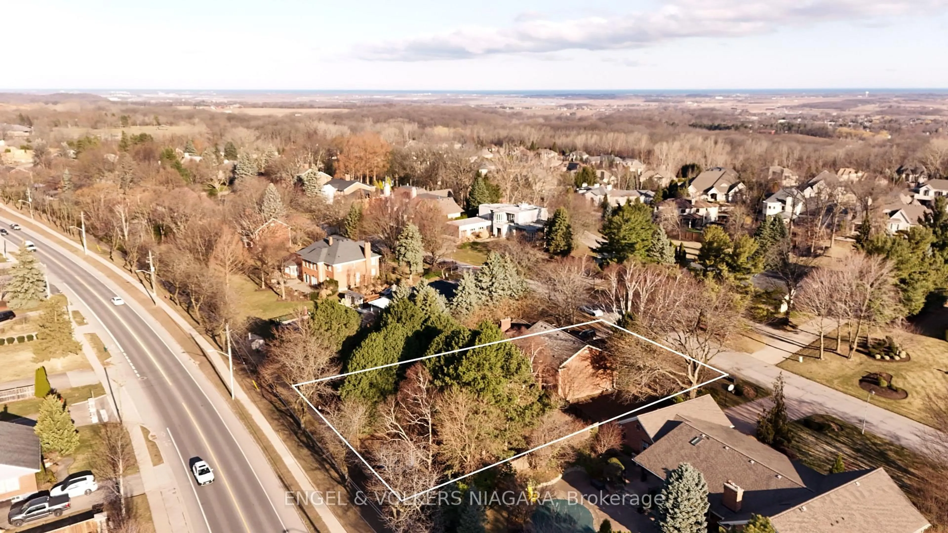 A pic from outside/outdoor area/front of a property/back of a property/a pic from drone, street for 6542 January Dr, Niagara Falls Ontario L2J 4J4