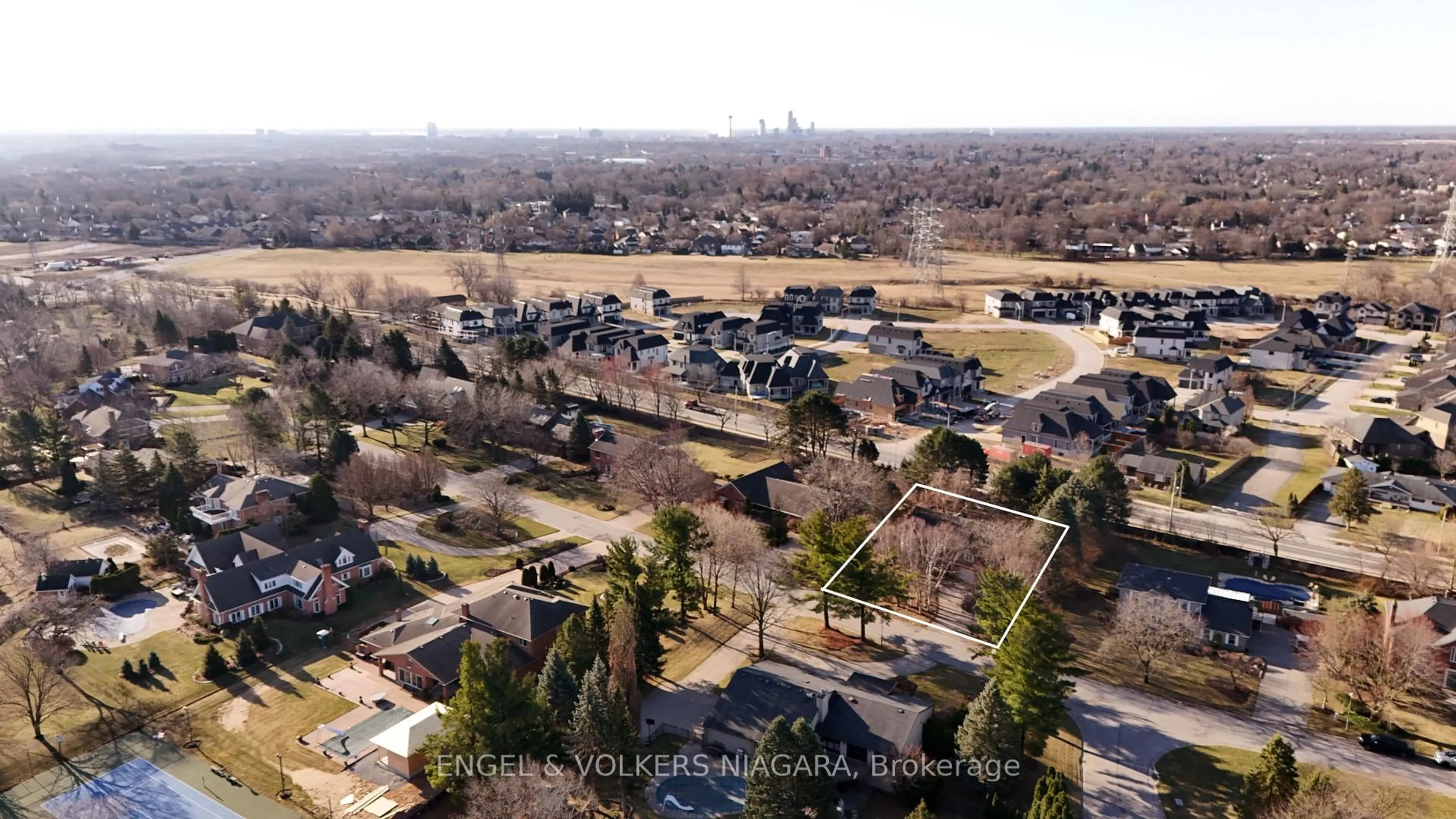 A pic from outside/outdoor area/front of a property/back of a property/a pic from drone, street for 6542 January Dr, Niagara Falls Ontario L2J 4J4