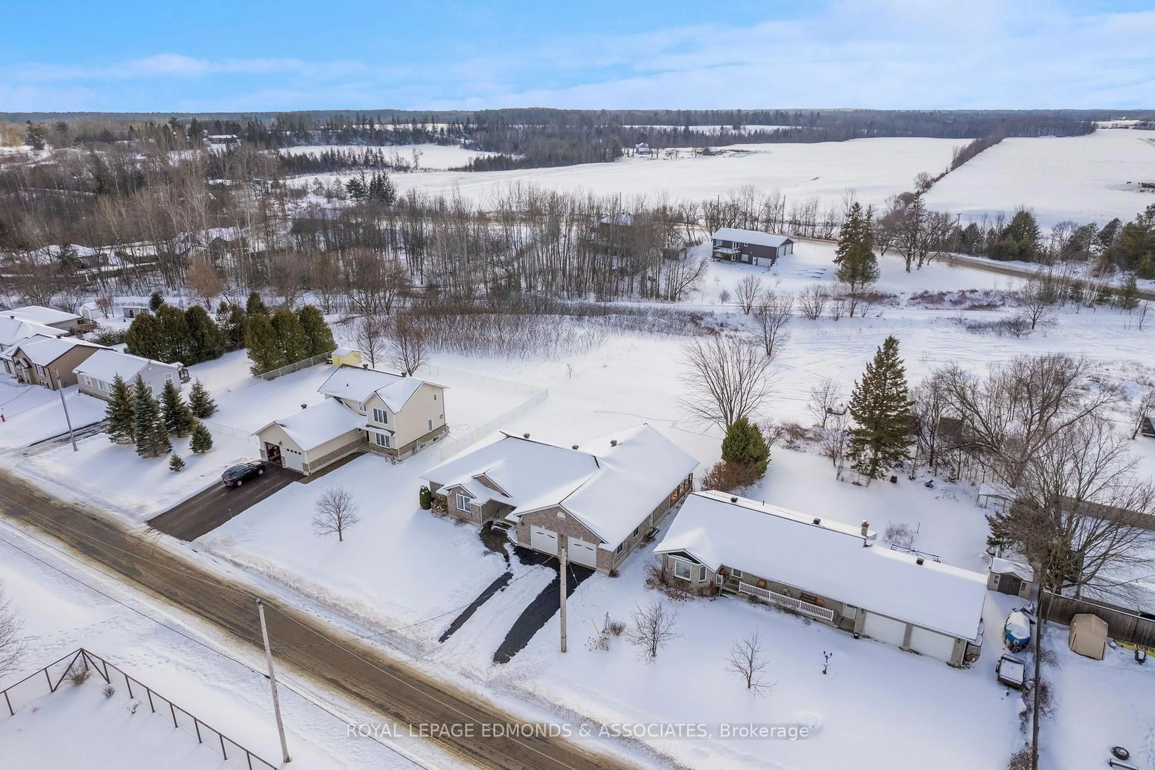 A pic from outside/outdoor area/front of a property/back of a property/a pic from drone, unknown for 17 Minto St, Beachburg Ontario K0J 1C0