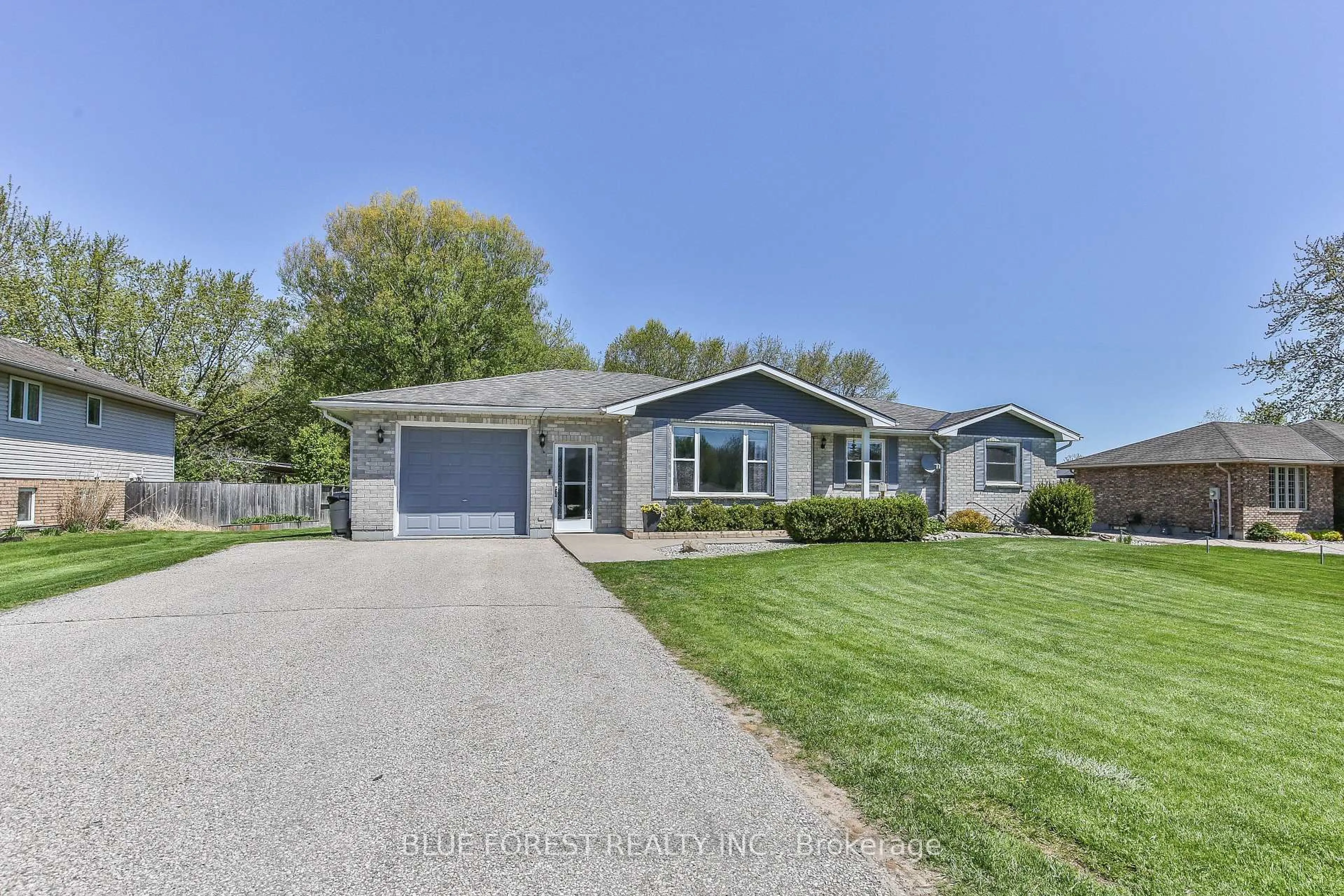 Home with vinyl exterior material, street for 50000 Dingle St, Malahide Ontario N5H 2R1