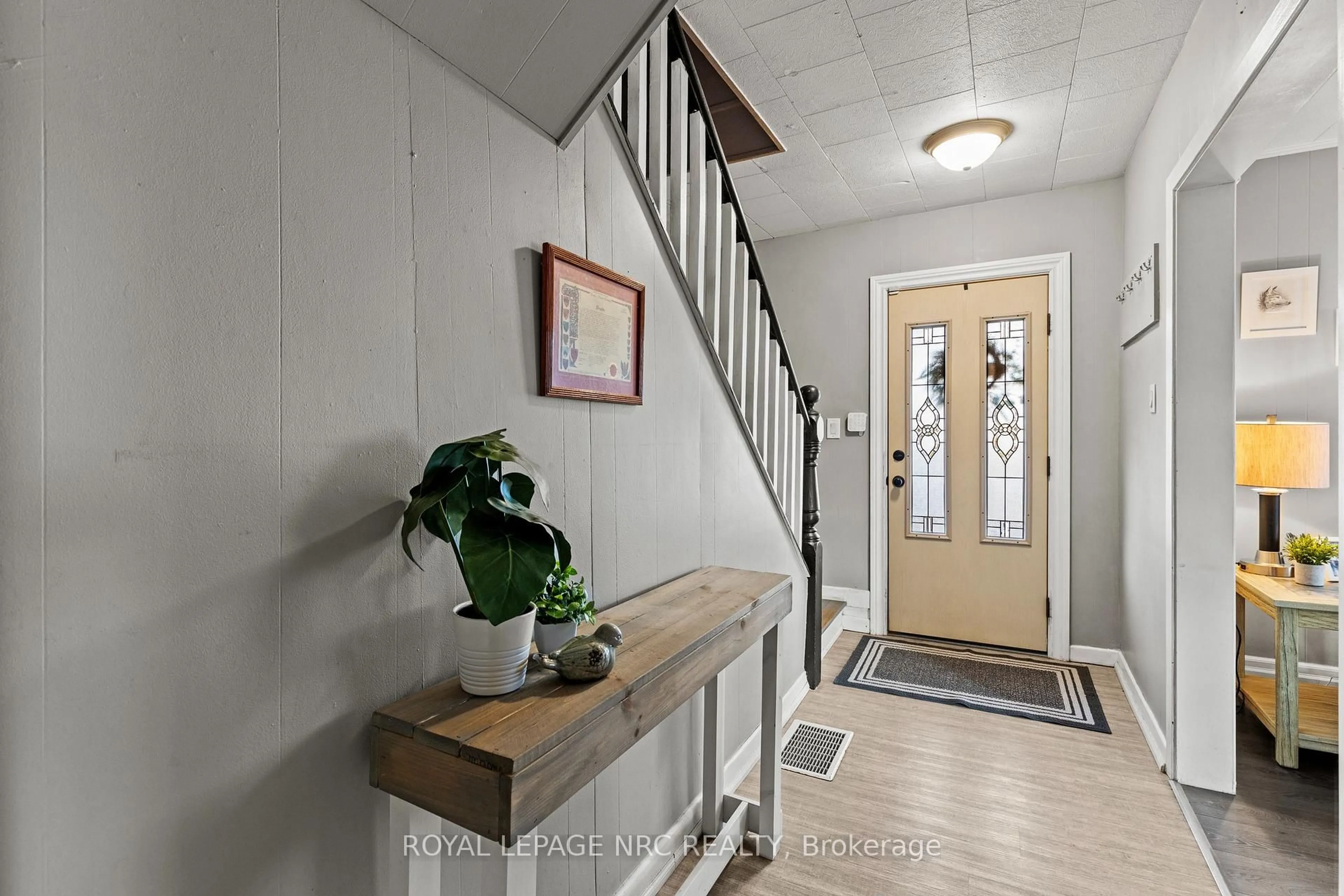 Indoor entryway for 313 Burgar St, Welland Ontario L3B 2T5