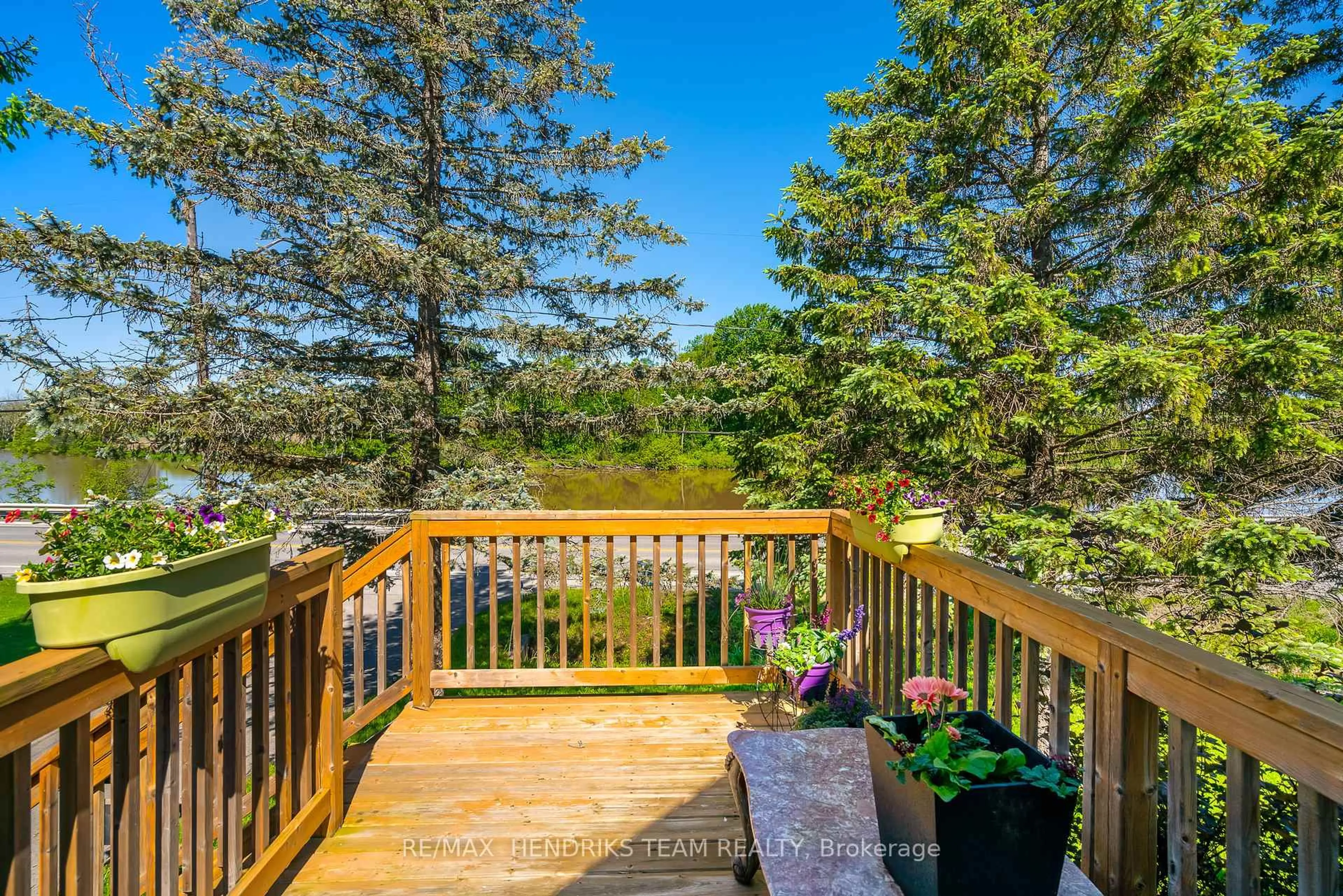 Patio, water/lake/river/ocean view for 415 RIVERSIDE Dr, Welland Ontario L3C 5E8