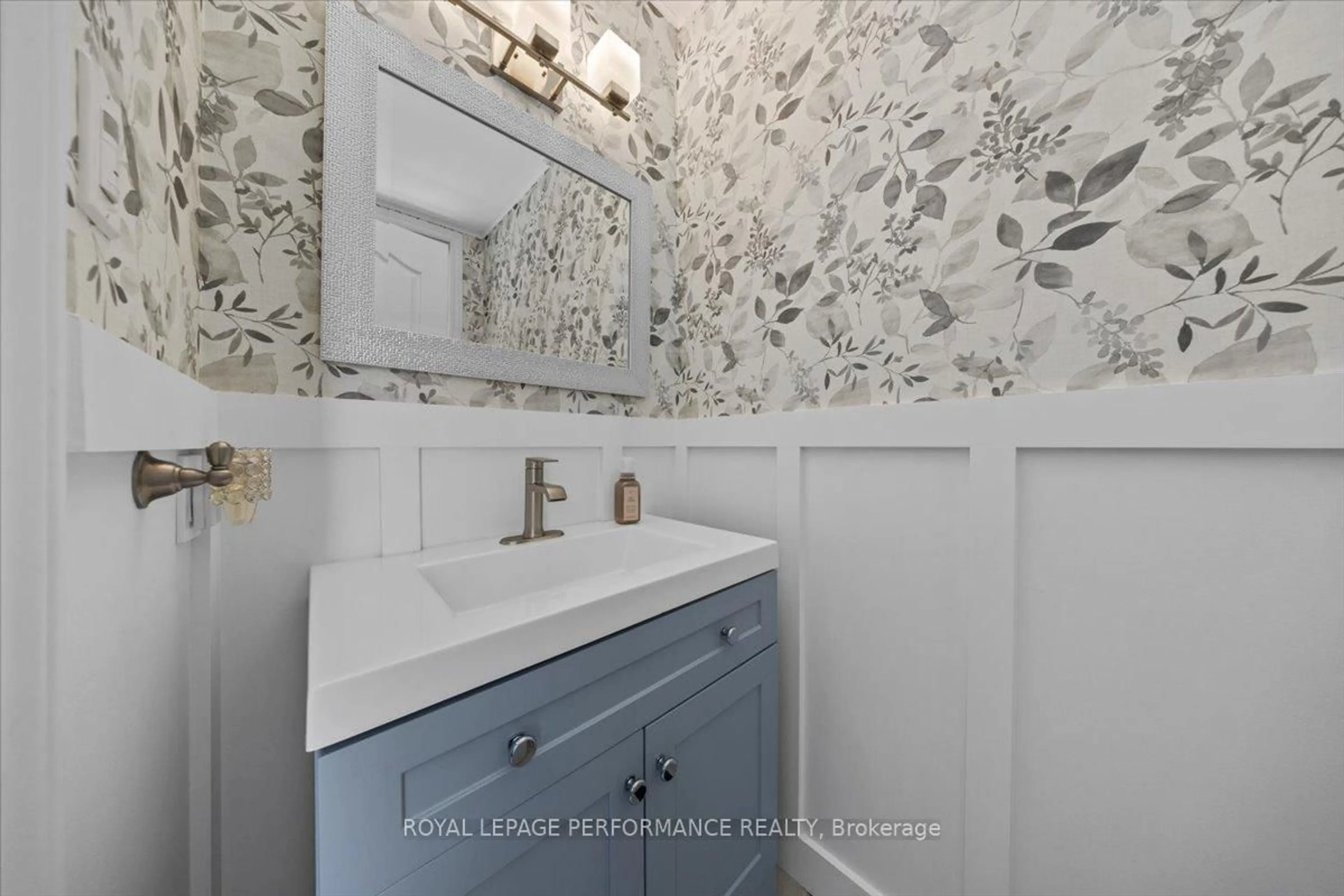 Contemporary bathroom, ceramic/tile floor for 416 Rochefort Circ, Ottawa Ontario K4A 0M8