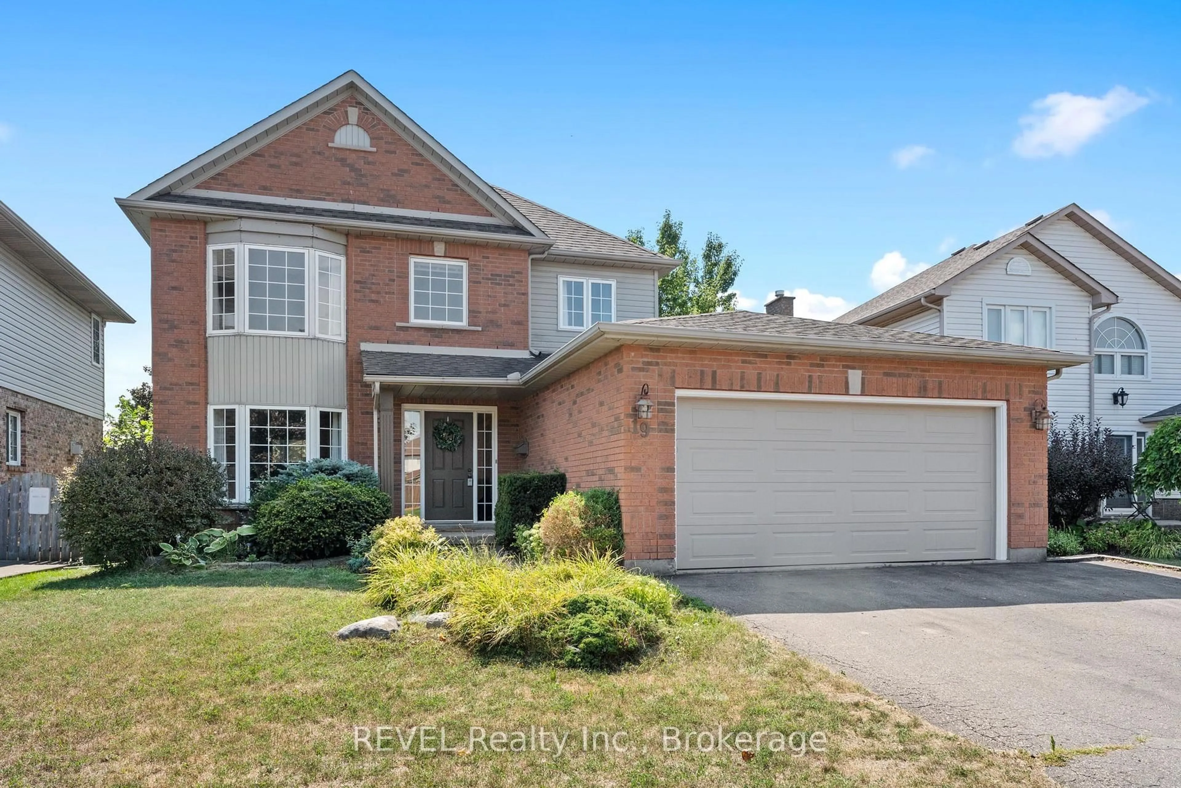 Home with brick exterior material, street for 19 Crysler Cres, Thorold Ontario L2V 5A2