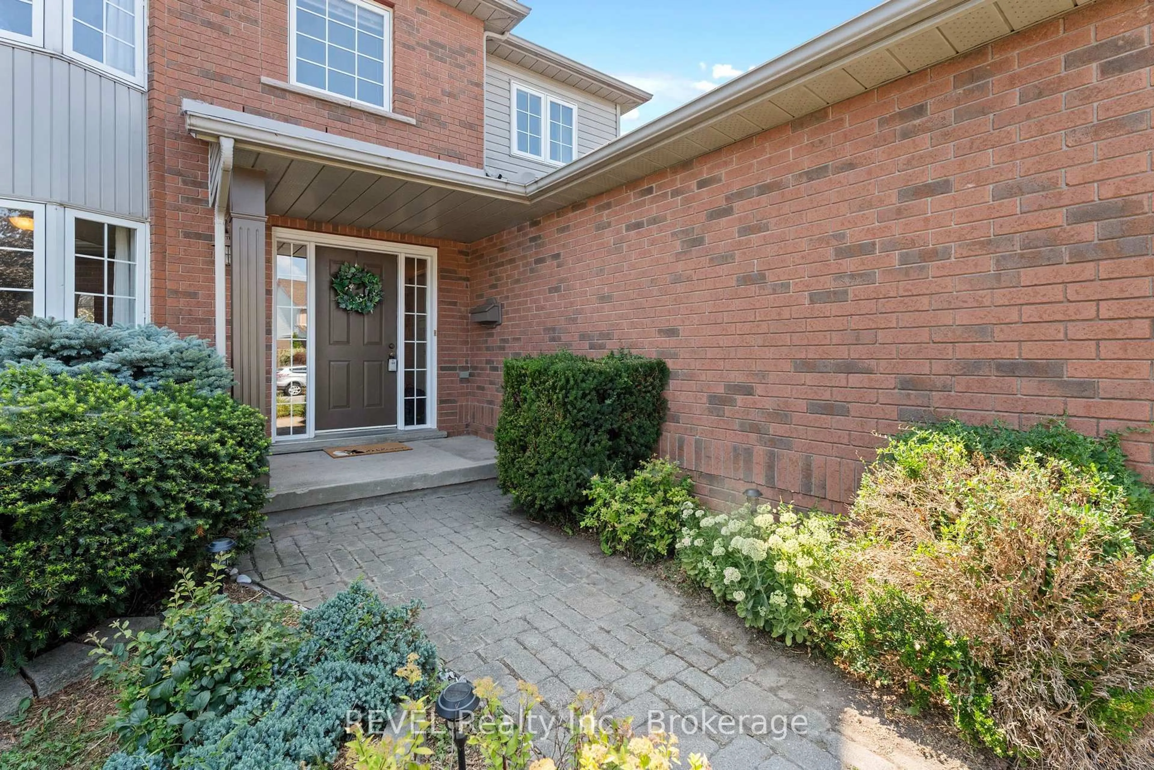 Home with brick exterior material, street for 19 Crysler Cres, Thorold Ontario L2V 5A2