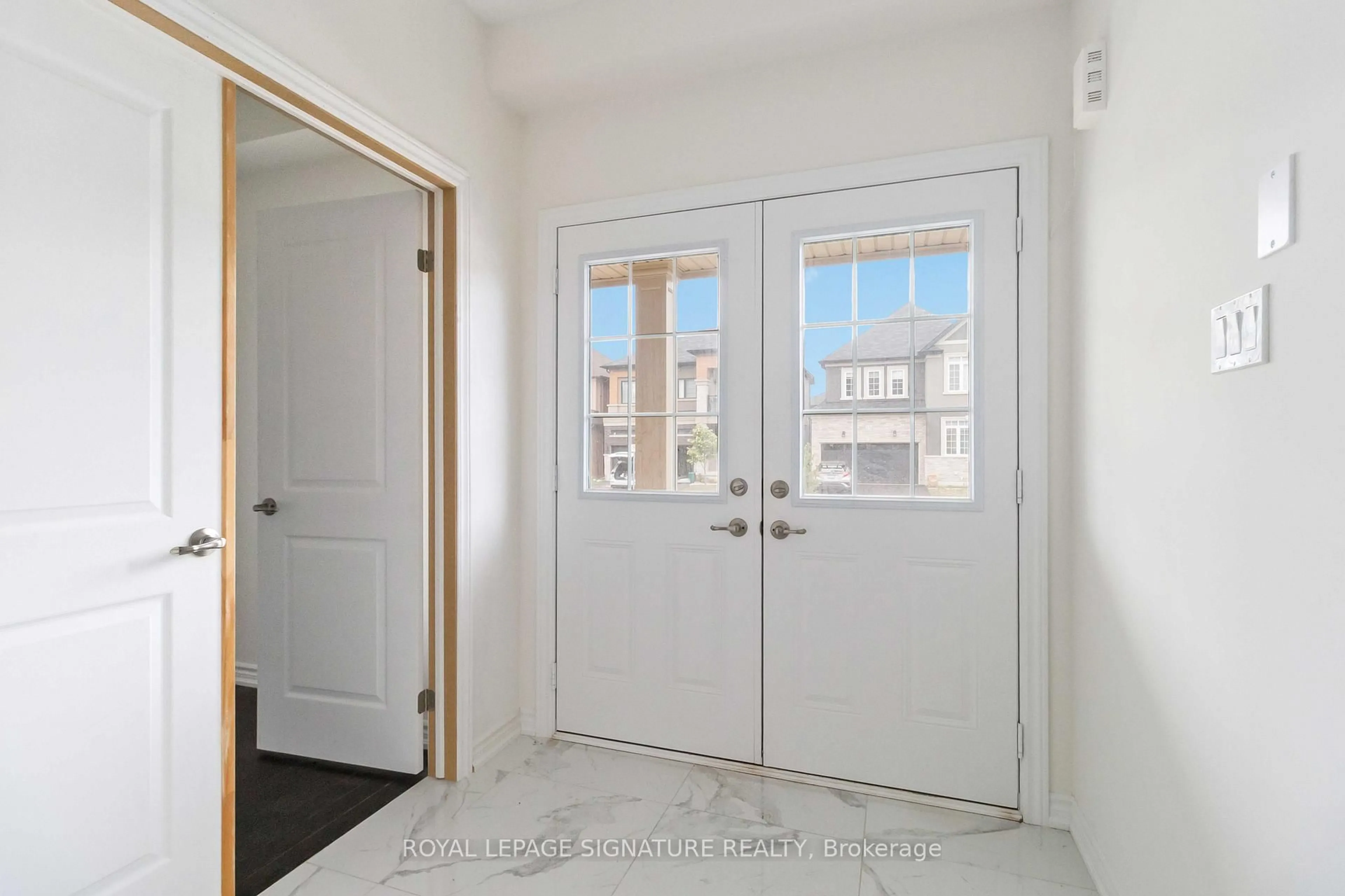 Indoor entryway for 29 Stauffer Rd, Brantford Ontario N3V 0B2