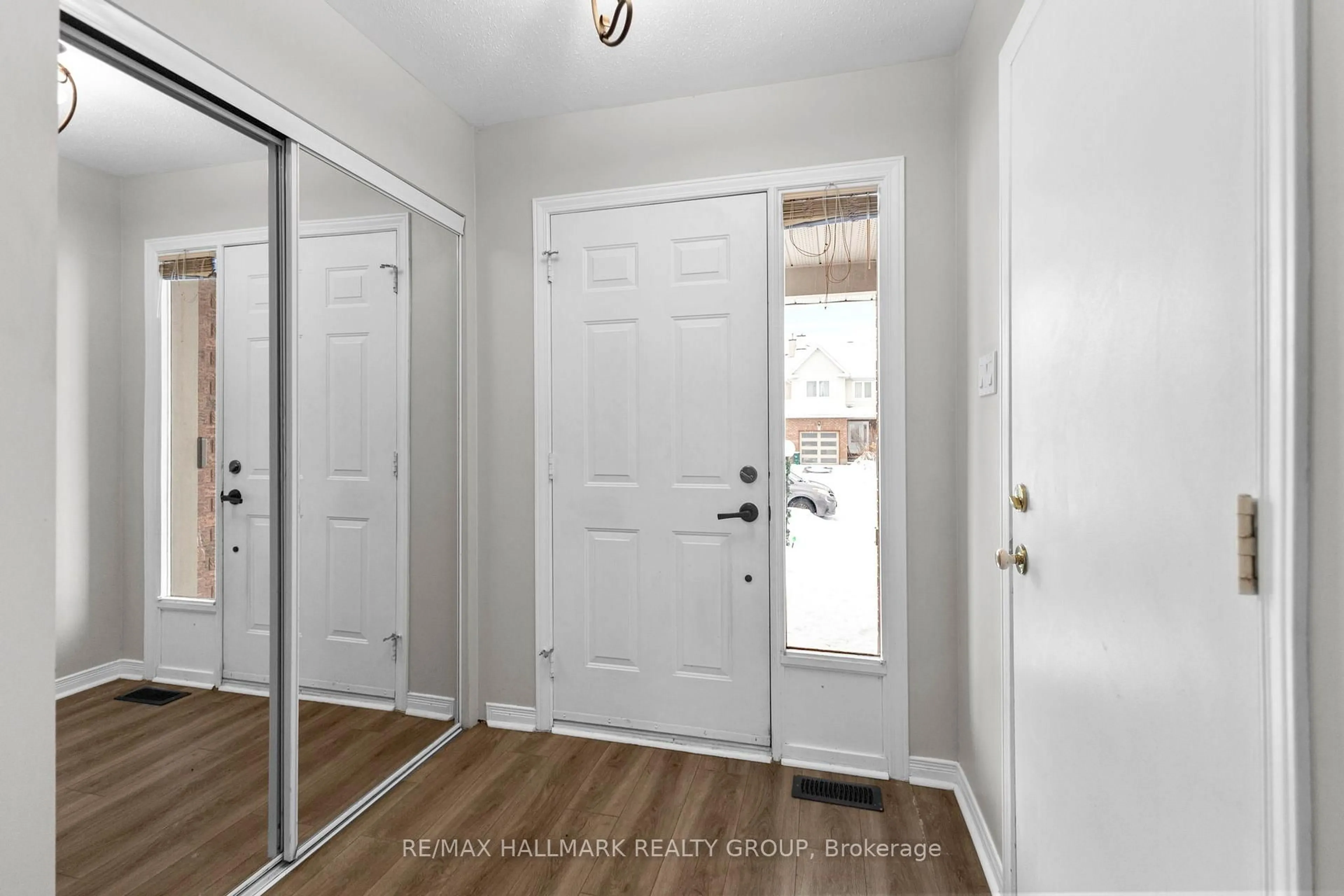 Indoor entryway for 37 Roblyn Way, Ottawa Ontario K2G 5Z5