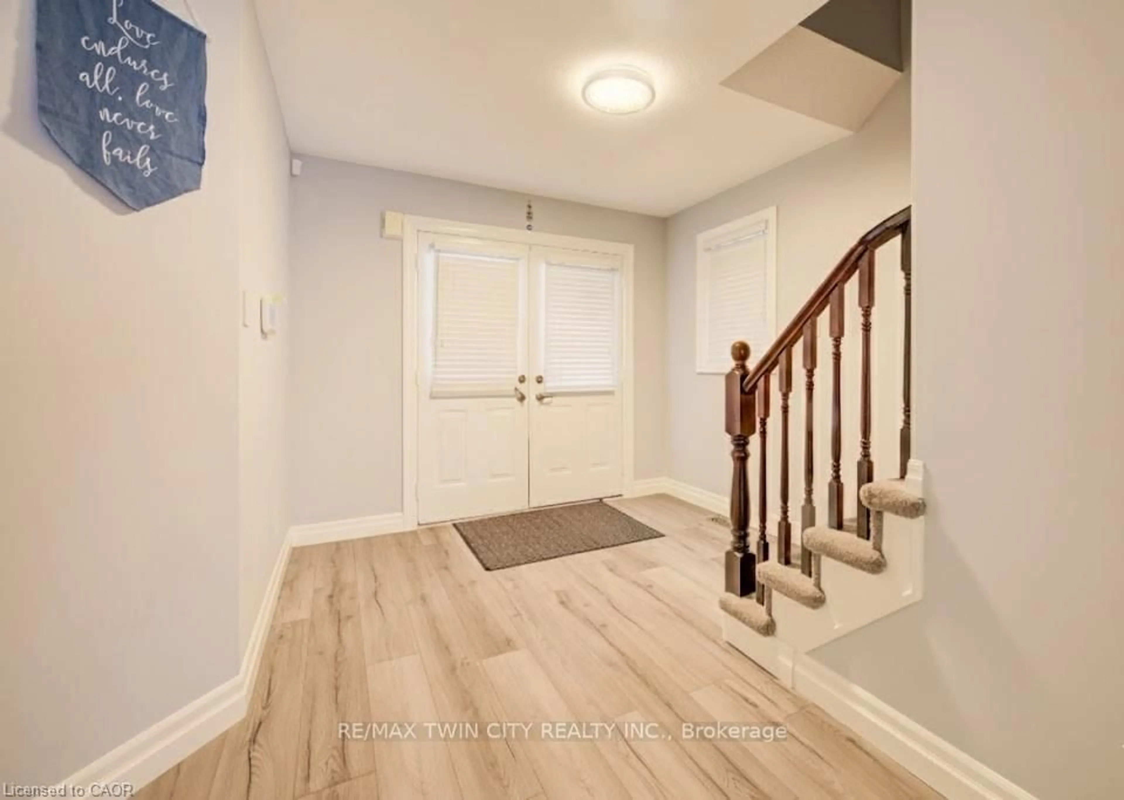 Indoor entryway for 524 WINDFLOWER Cres, Kitchener Ontario N2E 3S9