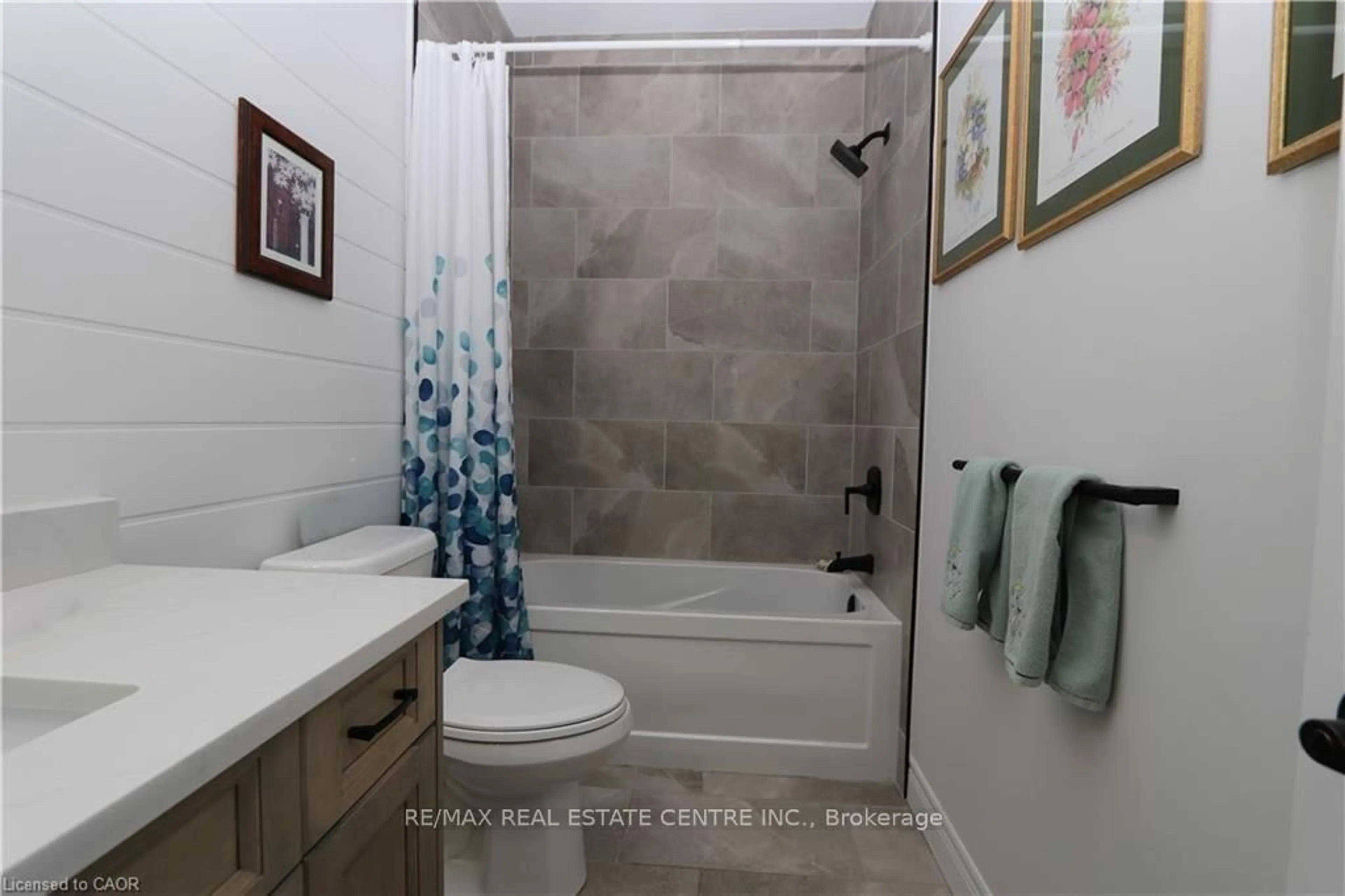 Standard bathroom, ceramic/tile floor for 87A Abigail Ave, Brantford Ontario N3R 4S4