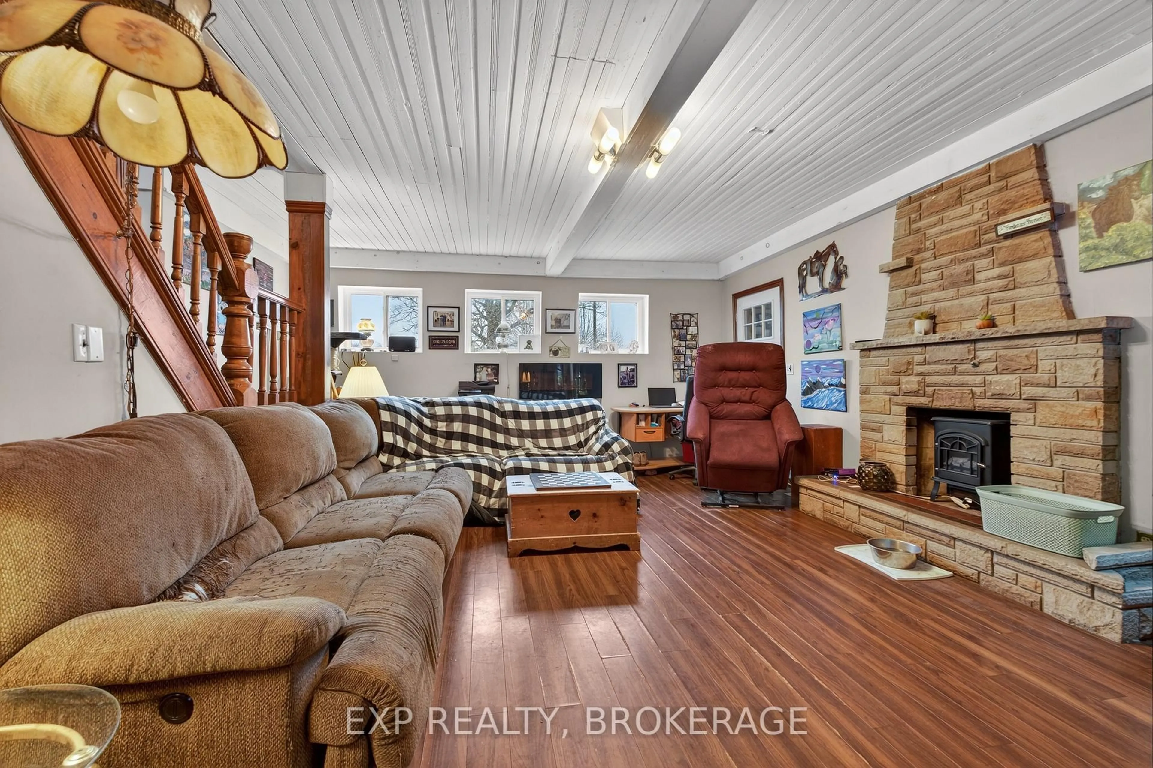 Living room with furniture, unknown for 2295 SYDENHAM Rd, Mcdonalds Corners Ontario K0H 1M0