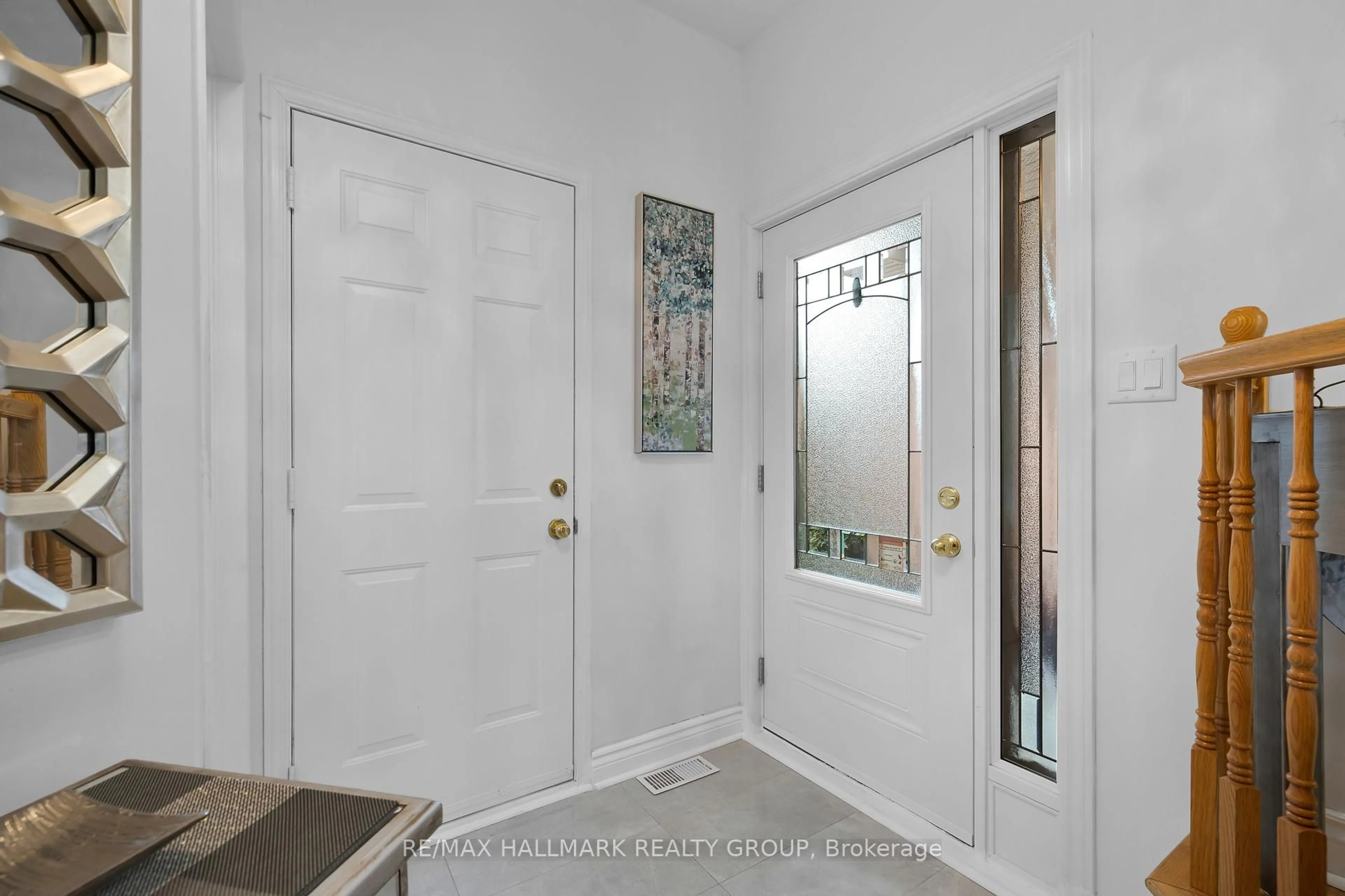 Indoor entryway for 142 Inverkip Ave, Ottawa Ontario K1T 4C3