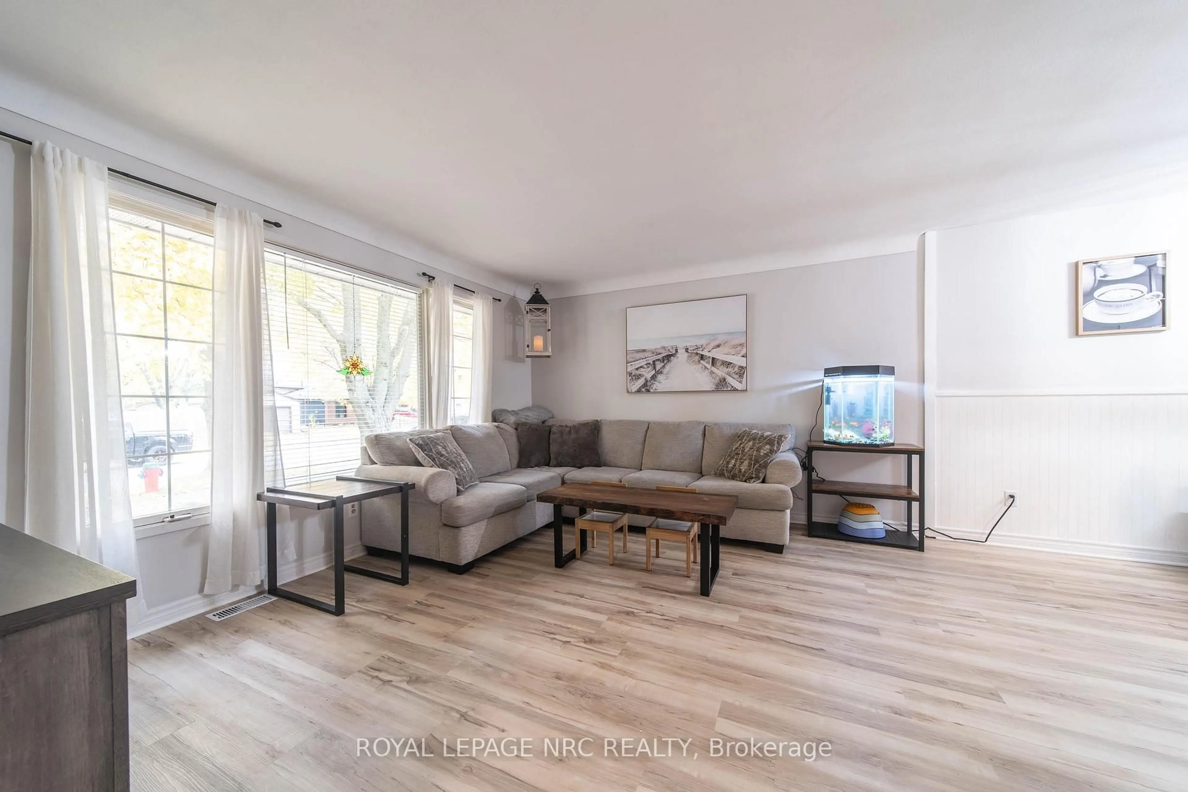 Living room with furniture, wood/laminate floor for 3739 Orlando Dr, Niagara Falls Ontario L2J 4B5