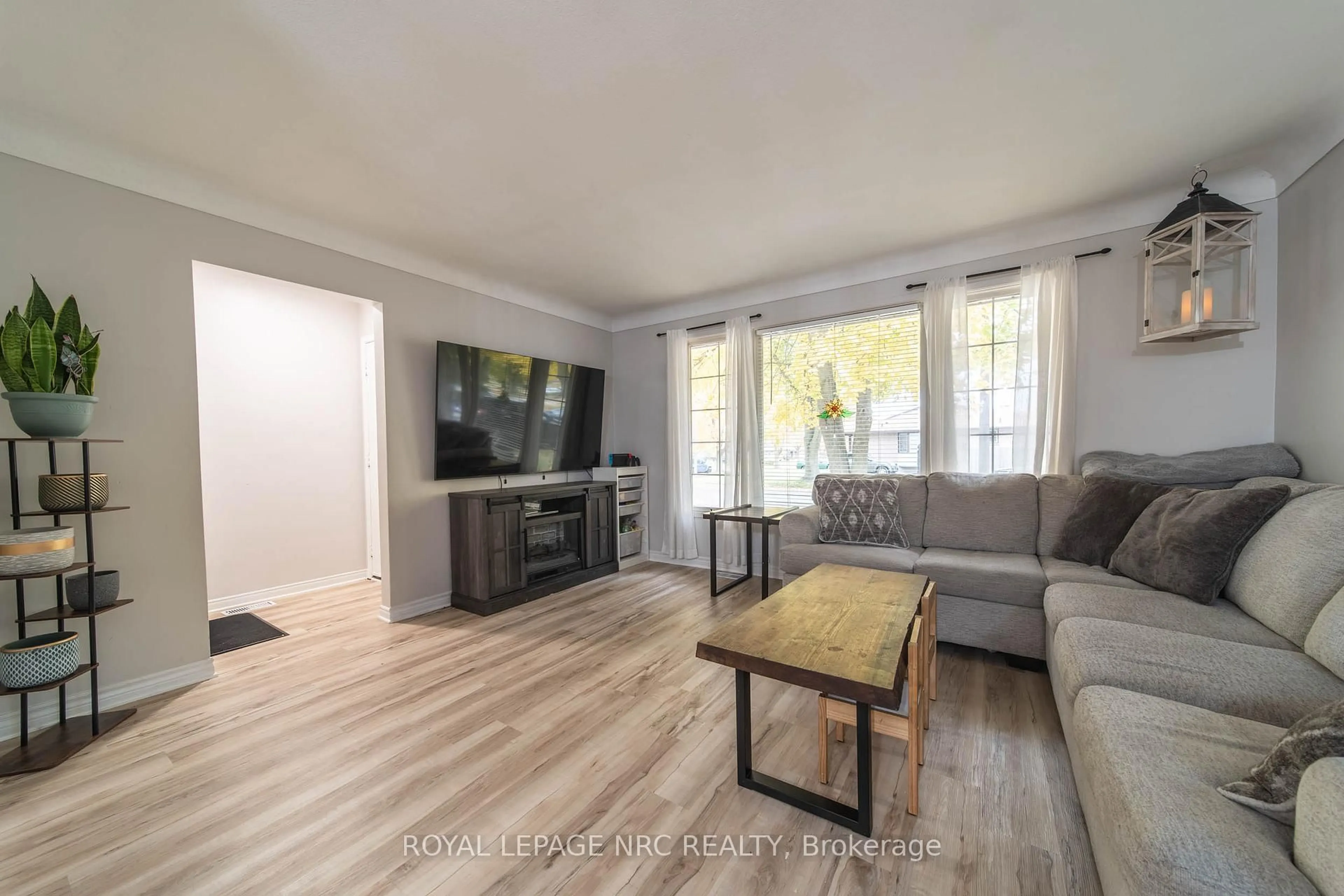 Living room with furniture, wood/laminate floor for 3739 Orlando Dr, Niagara Falls Ontario L2J 4B5